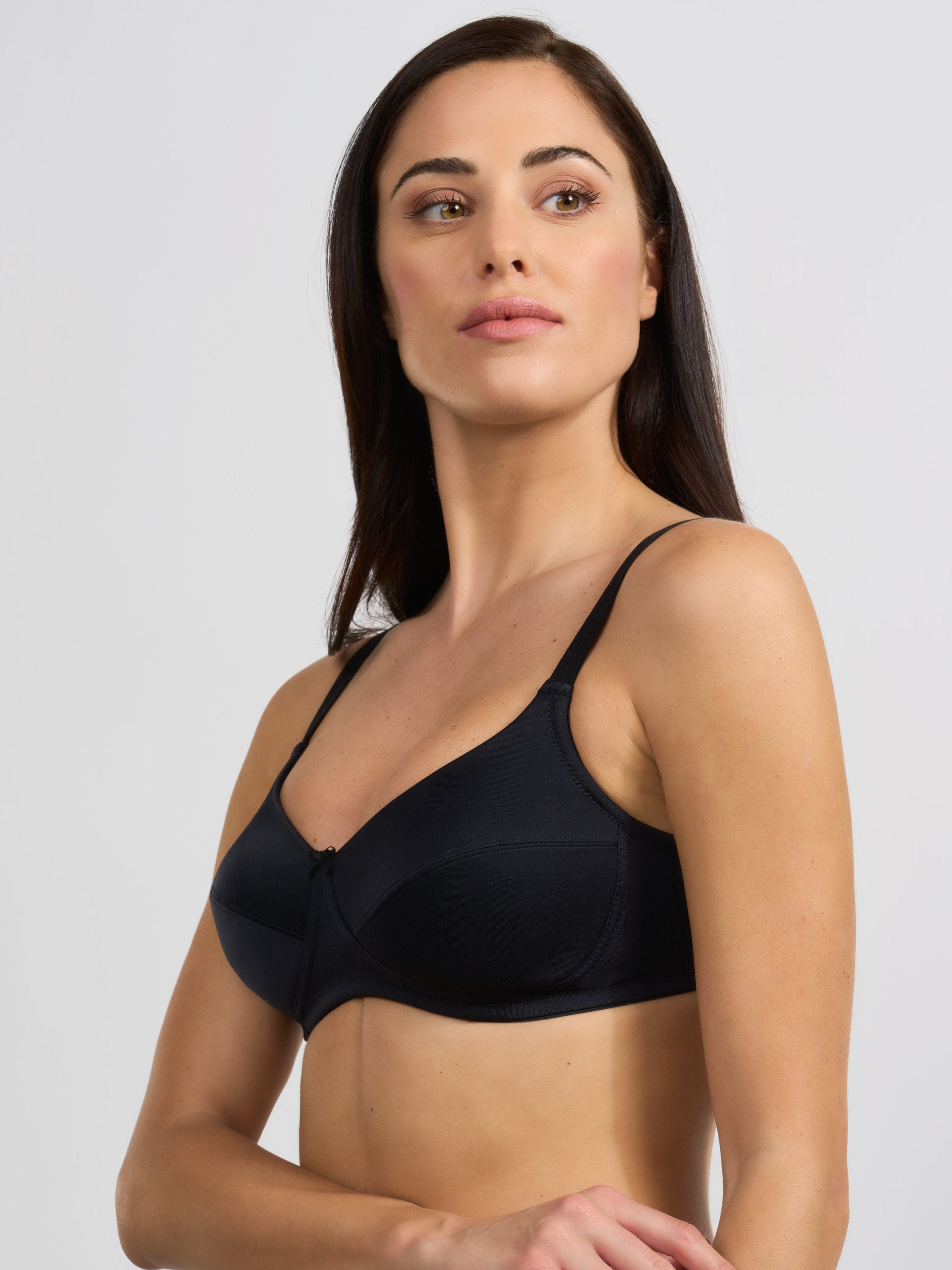 Reggiseno nero elasticizzato con coppa imbottita e spalline sottili.