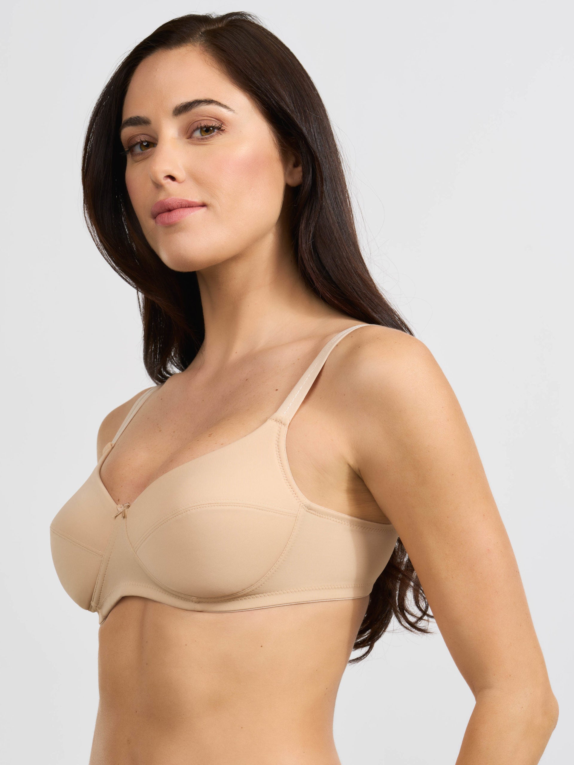 Reggiseno elasticizzato color nudo con coppa imbottita e spalline regolabili.