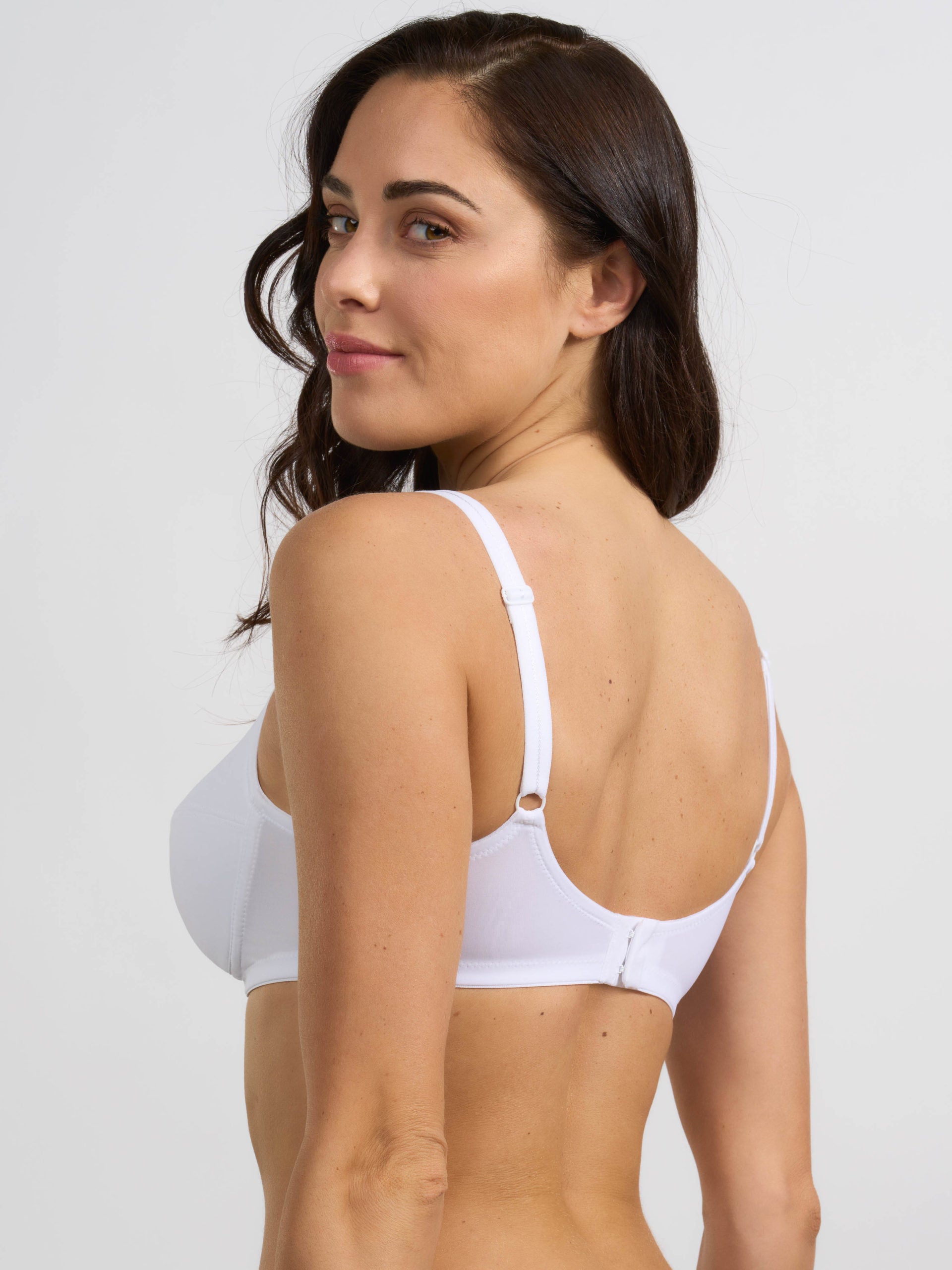 Reggiseno bianco elasticizzato con coppa imbottita e spalline regolabili.