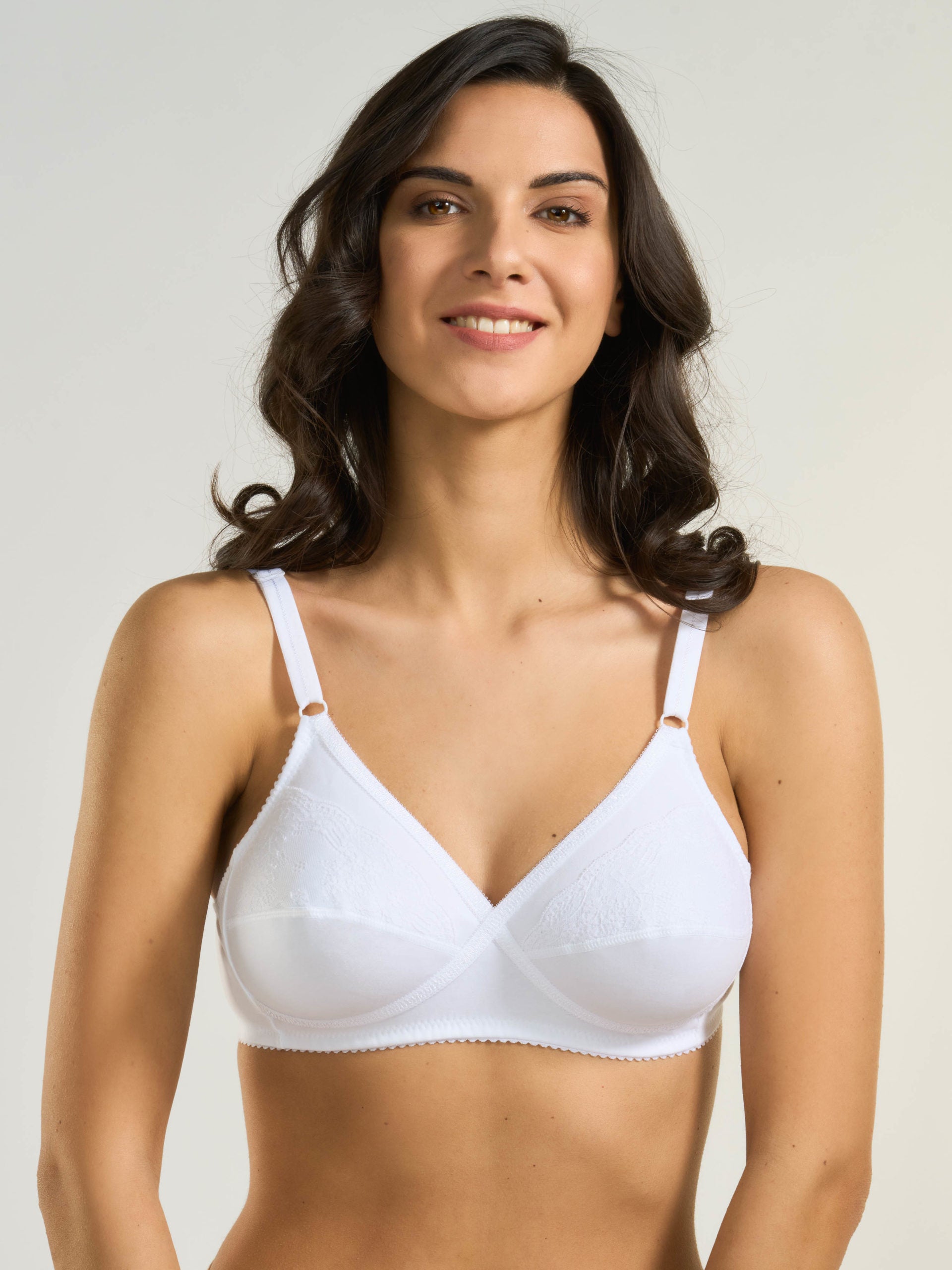 Reggiseno bianco in cotone con inserti in pizzo elastico e spalline regolabili.