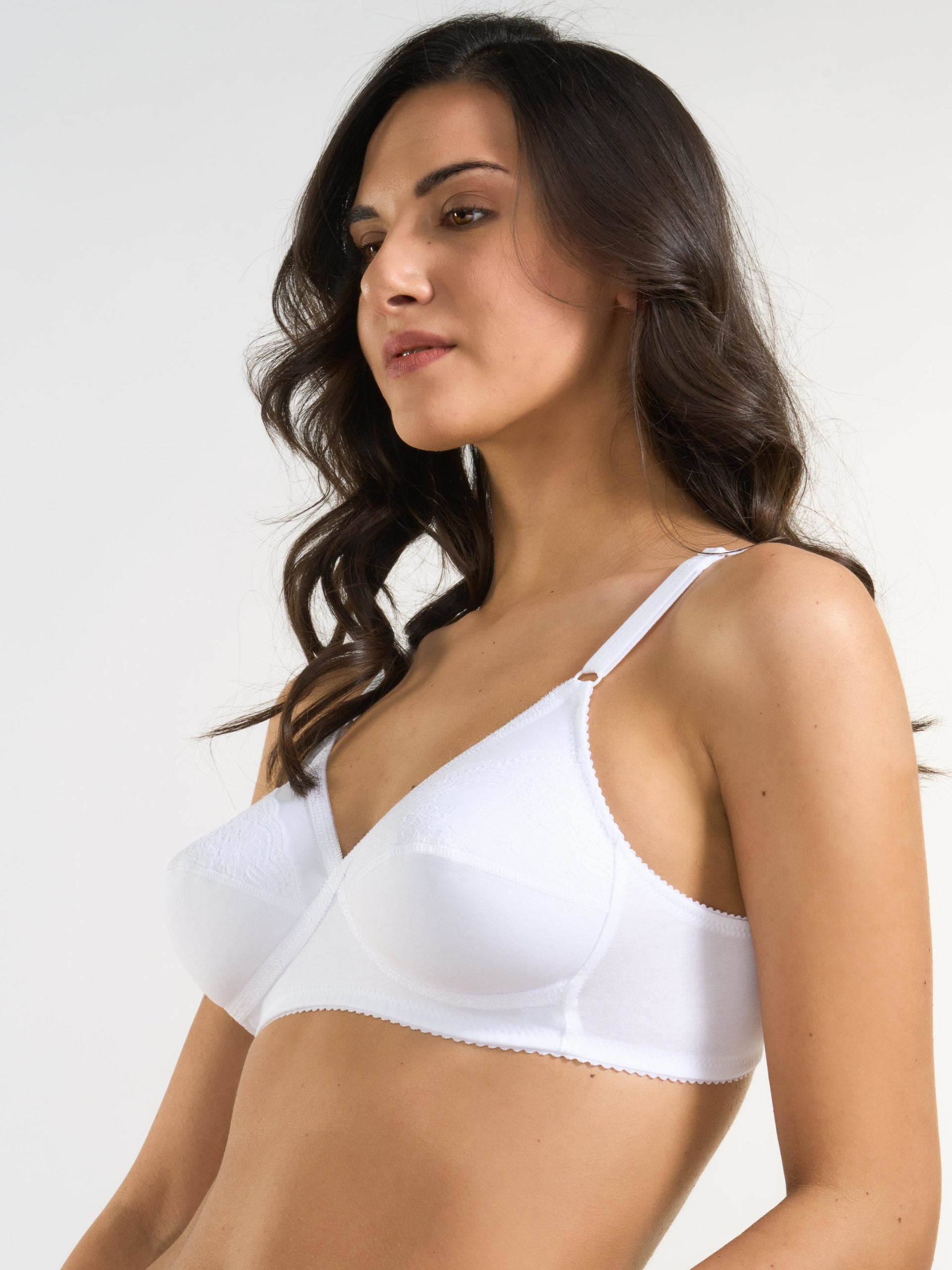 Reggiseno bianco in cotone elasticizzato con inserti in pizzo sulle coppe.