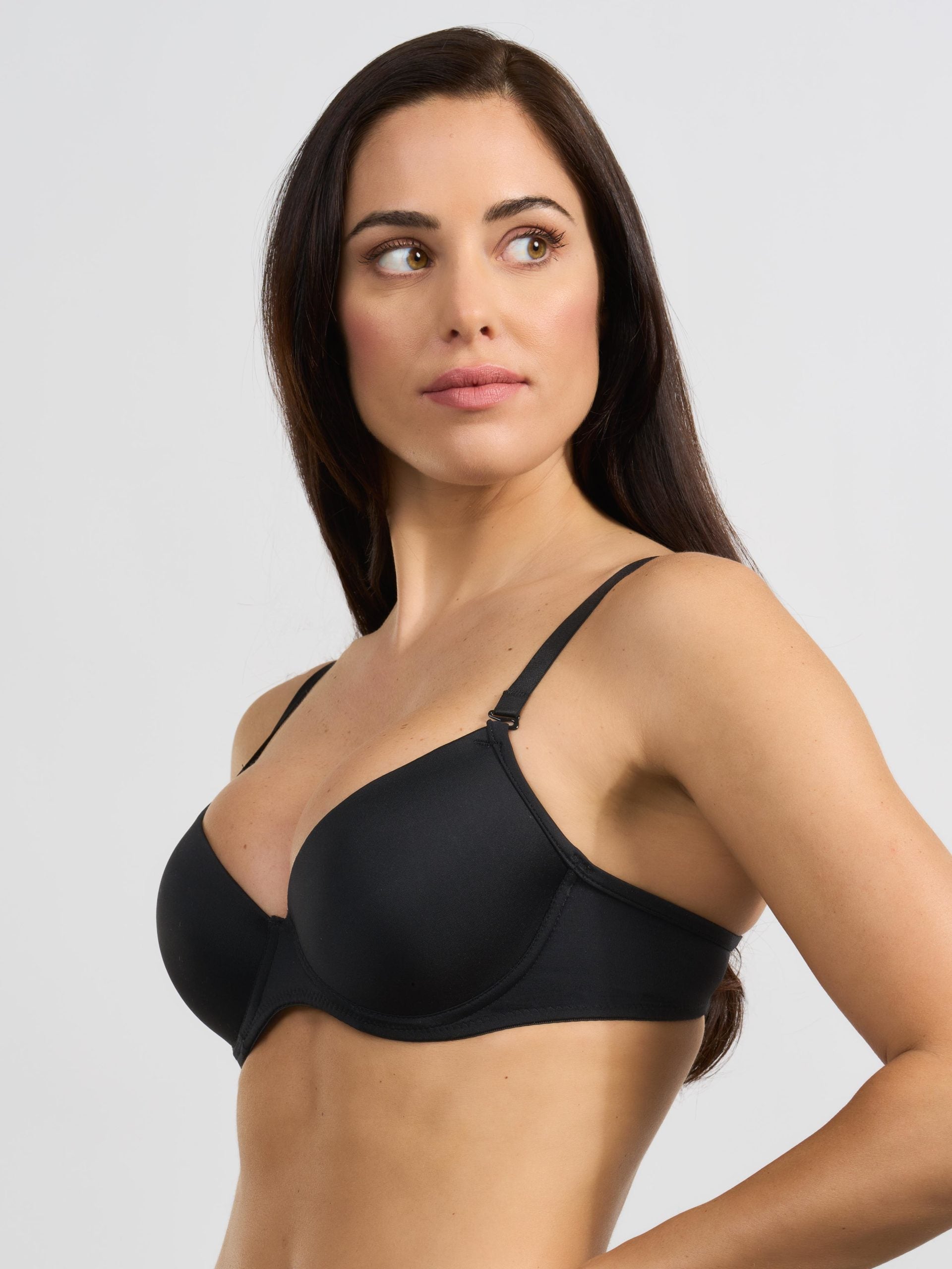 Reggiseno nero a balconcino imbottito con ferretto e spalline staccabili.