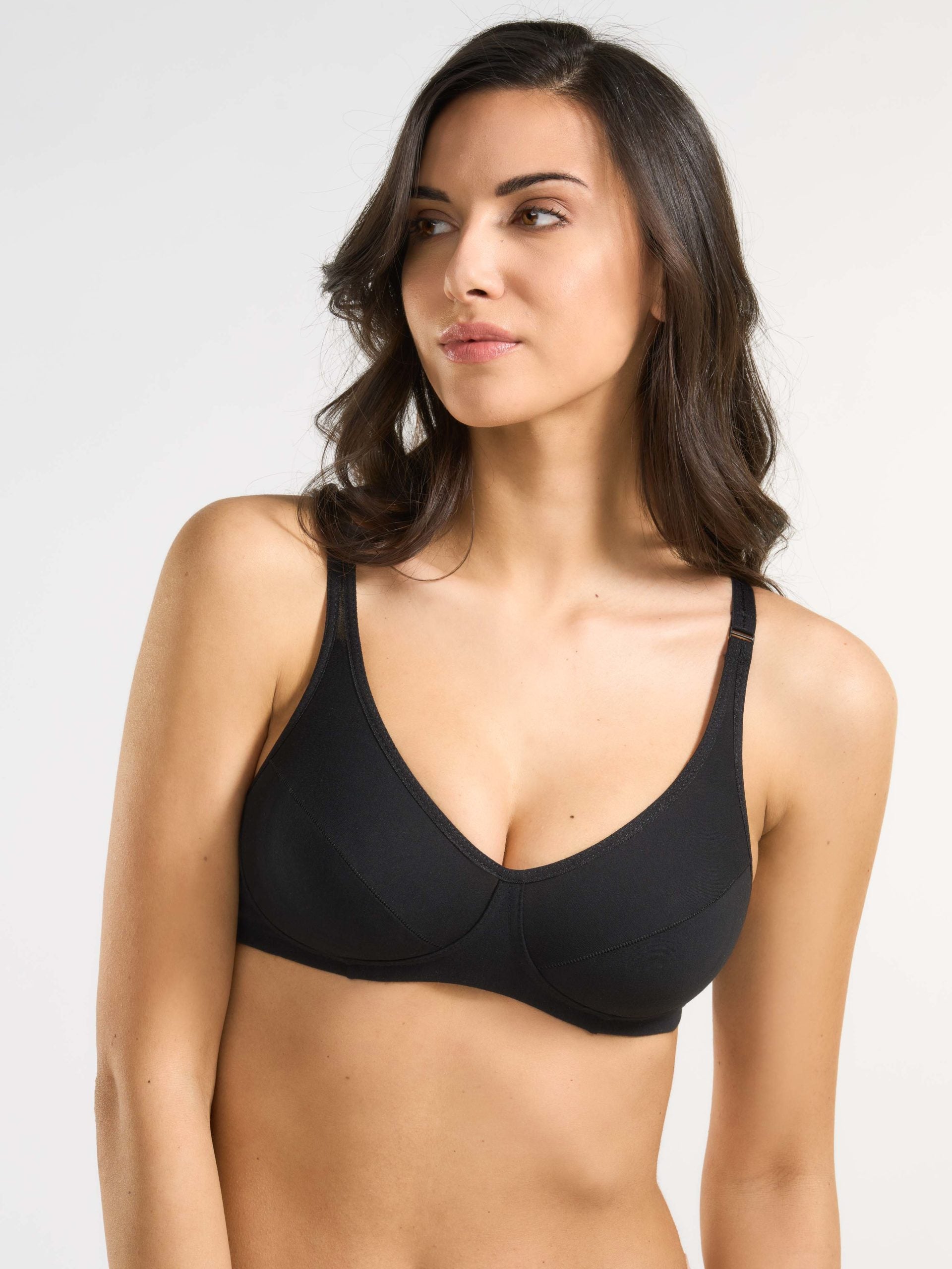 Reggiseno nero in cotone elasticizzato con sostegno laterale interno.