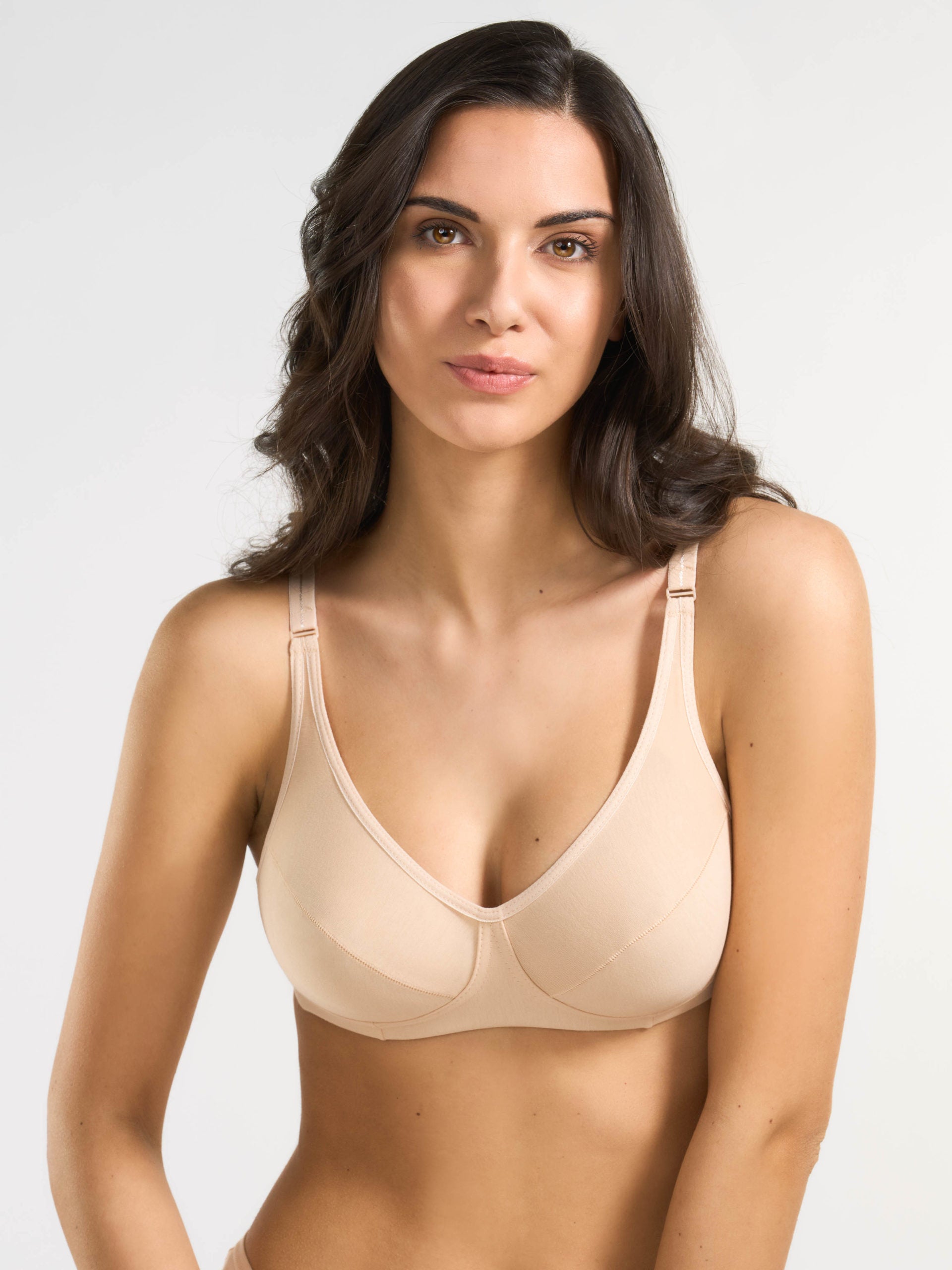 Reggiseno in cotone elasticizzato color nudo con sostegno laterale e spalline regolabili.