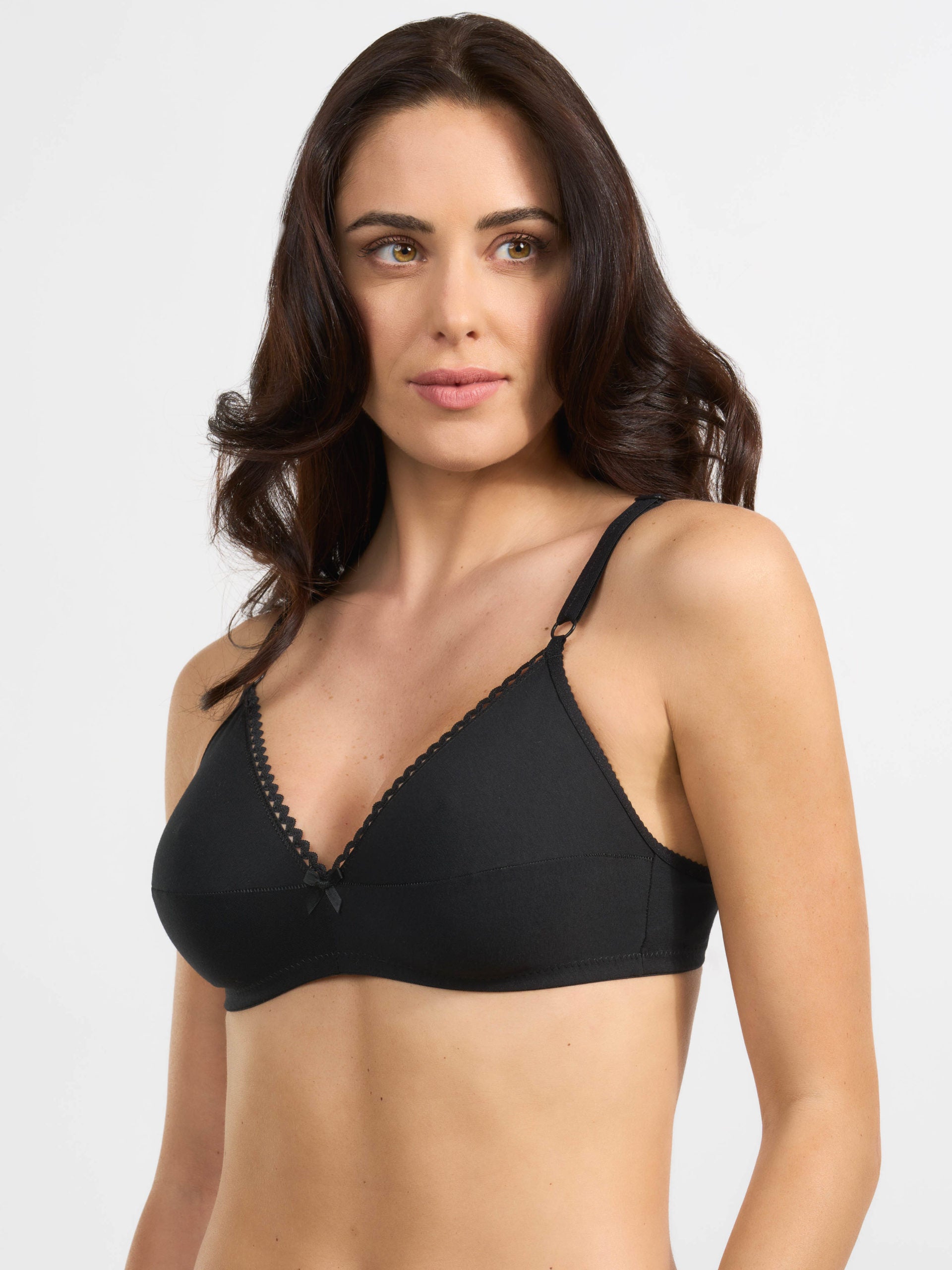 Reggiseno nero in cotone elasticizzato con spalline regolabili e bordo in pizzo.