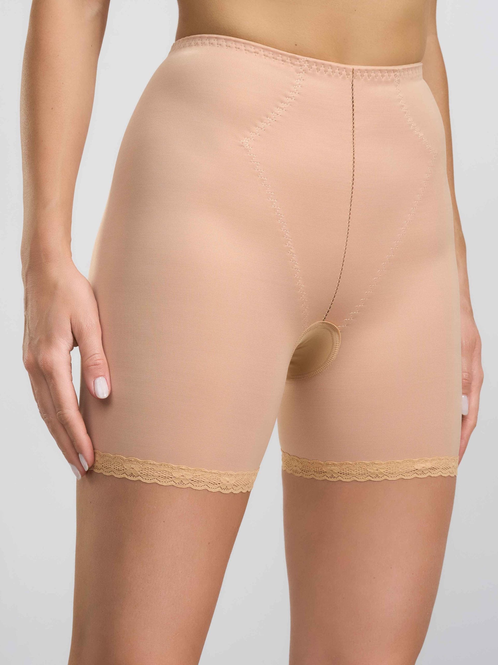 Guaina lunga in tessuto contenitivo color nudo con bordo in pizzo.