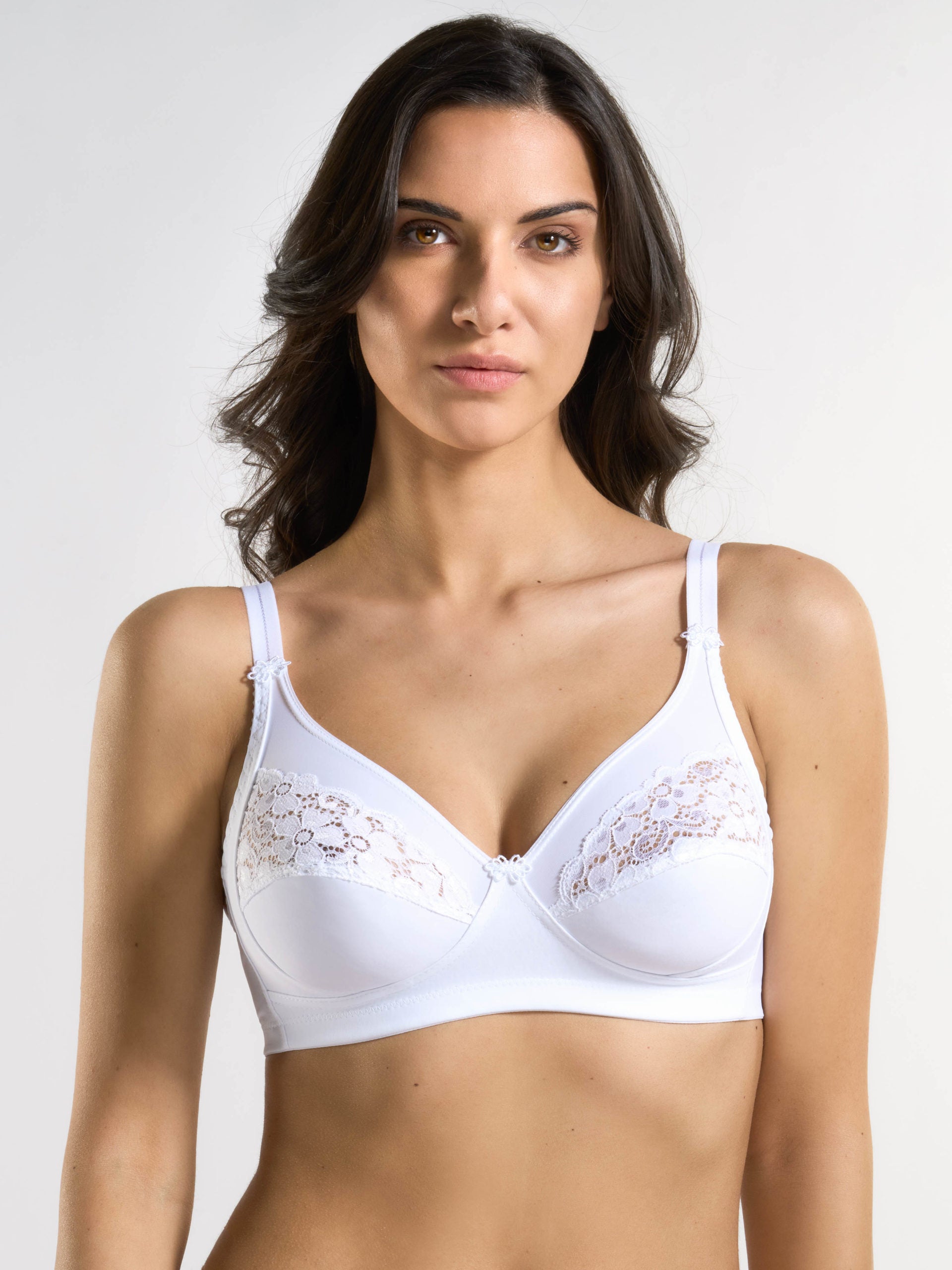 Reggiseno bianco in tessuto elasticizzato con coppe in pizzo.