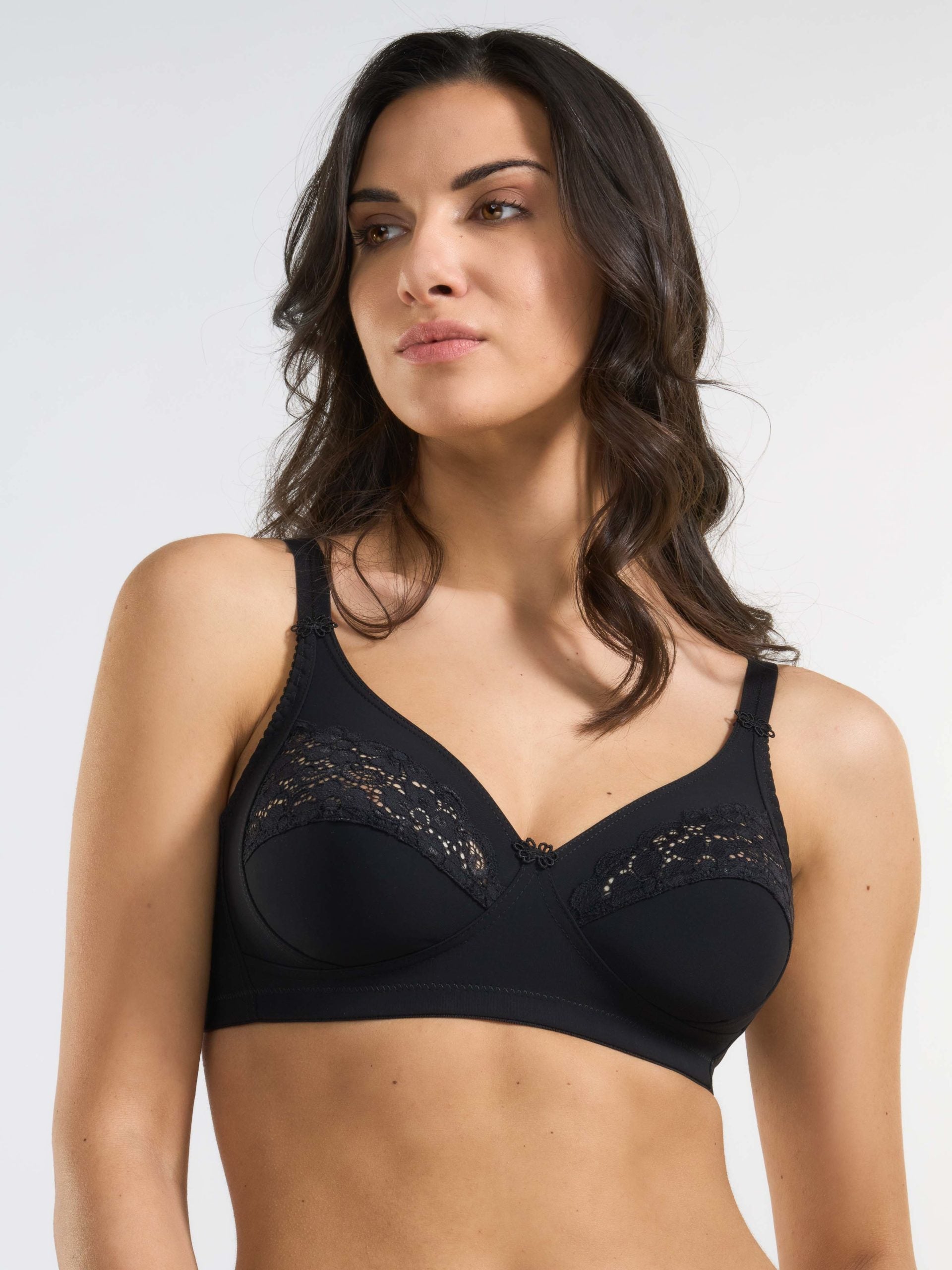 Reggiseno nero Camilla.C con coppe in tessuto elasticizzato e dettagli in pizzo.