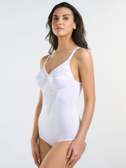 Body bianco contenitivo con coppa C e inserti in pizzo elastico.