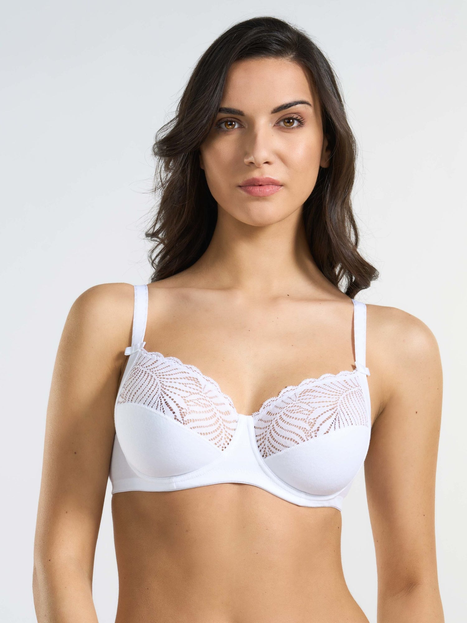 Reggiseno bianco con ferretto, coppa C, pizzo elastico sul décolleté.