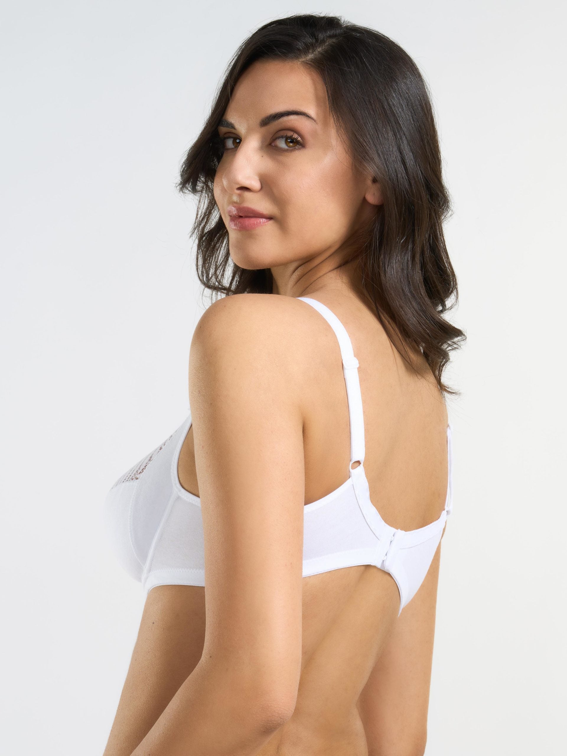 Reggiseno bianco con ferretto, spalline regolabili, coppa C, dettaglio in pizzo.