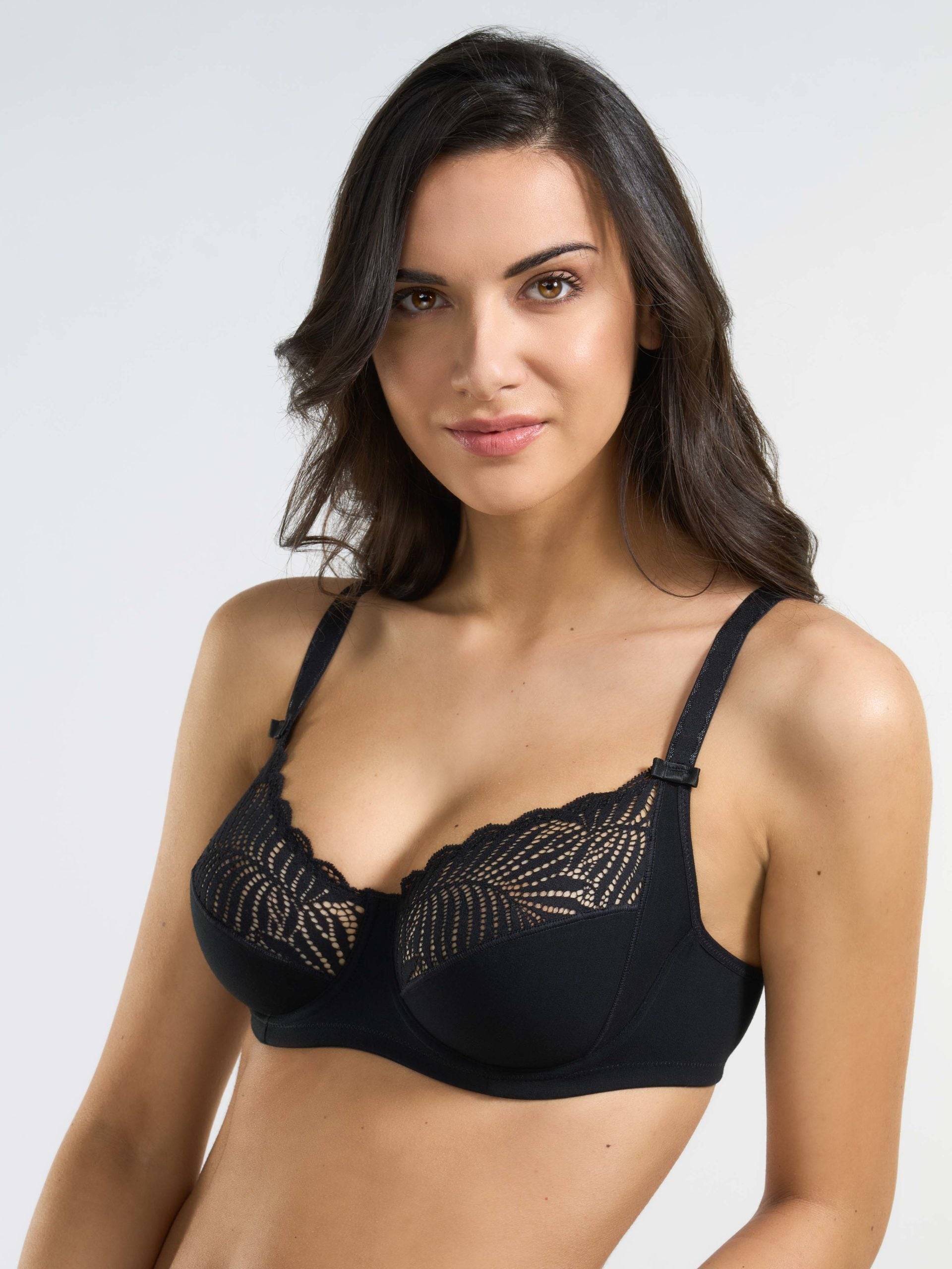 Reggiseno nero con ferretto, cotone elasticizzato e pizzo, coppa C.