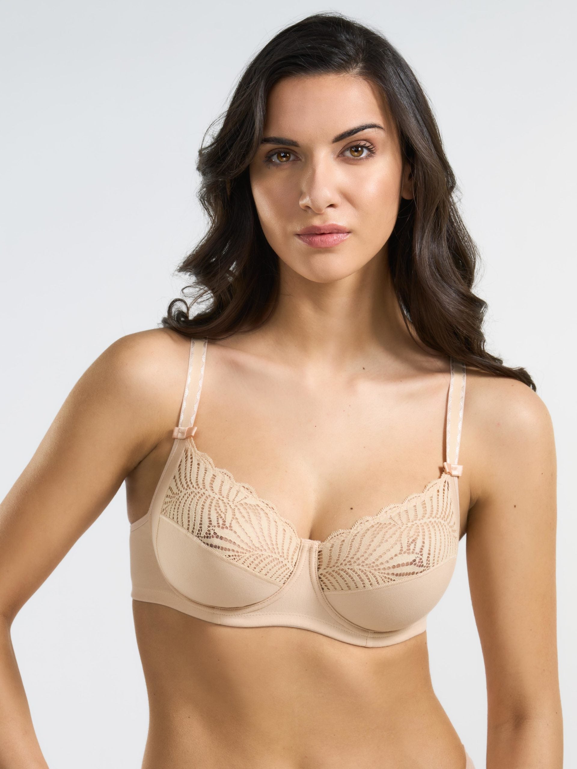 Reggiseno color nudo con ferretto, coppa C, pizzo elastico decorativo.