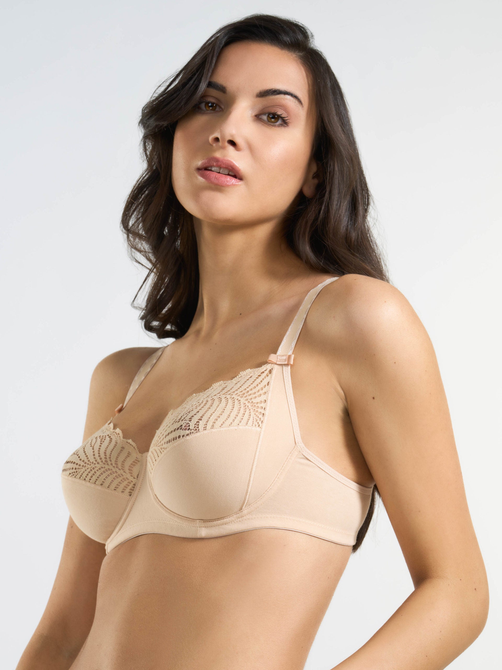 Reggiseno con ferretto in cotone elasticizzato e pizzo, coppa C, colore nudo.
