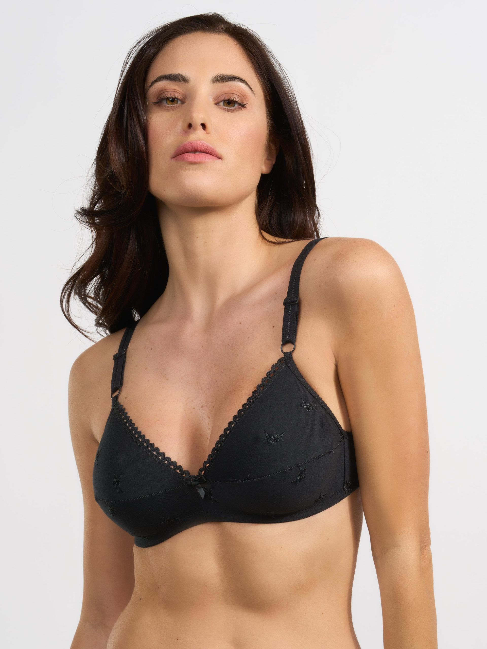 Reggiseno nero in cotone elasticizzato con ricami e spalline regolabili.
