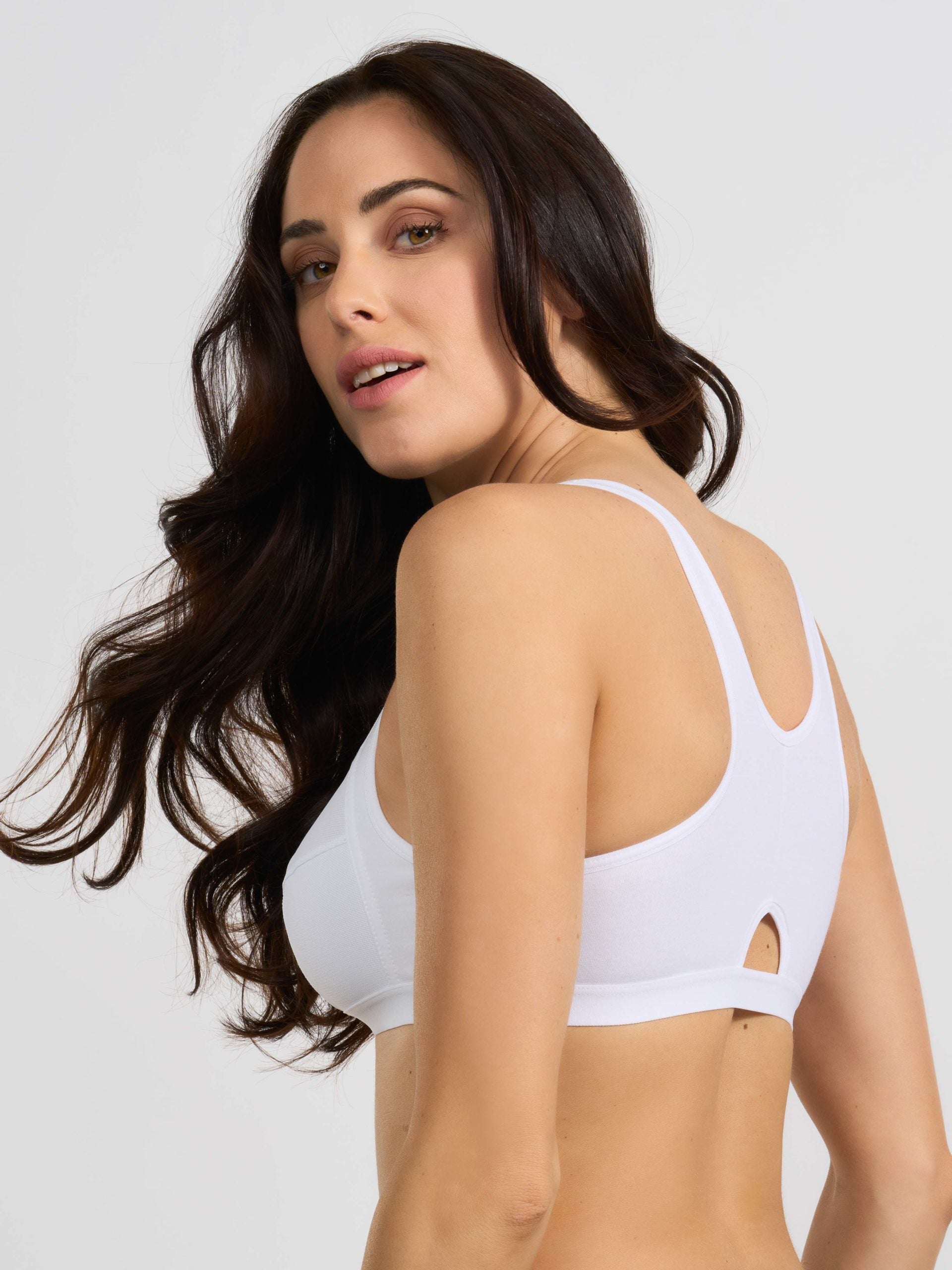 Reggiseno sportivo bianco a bustino con taglio sagomato e spalline larghe.