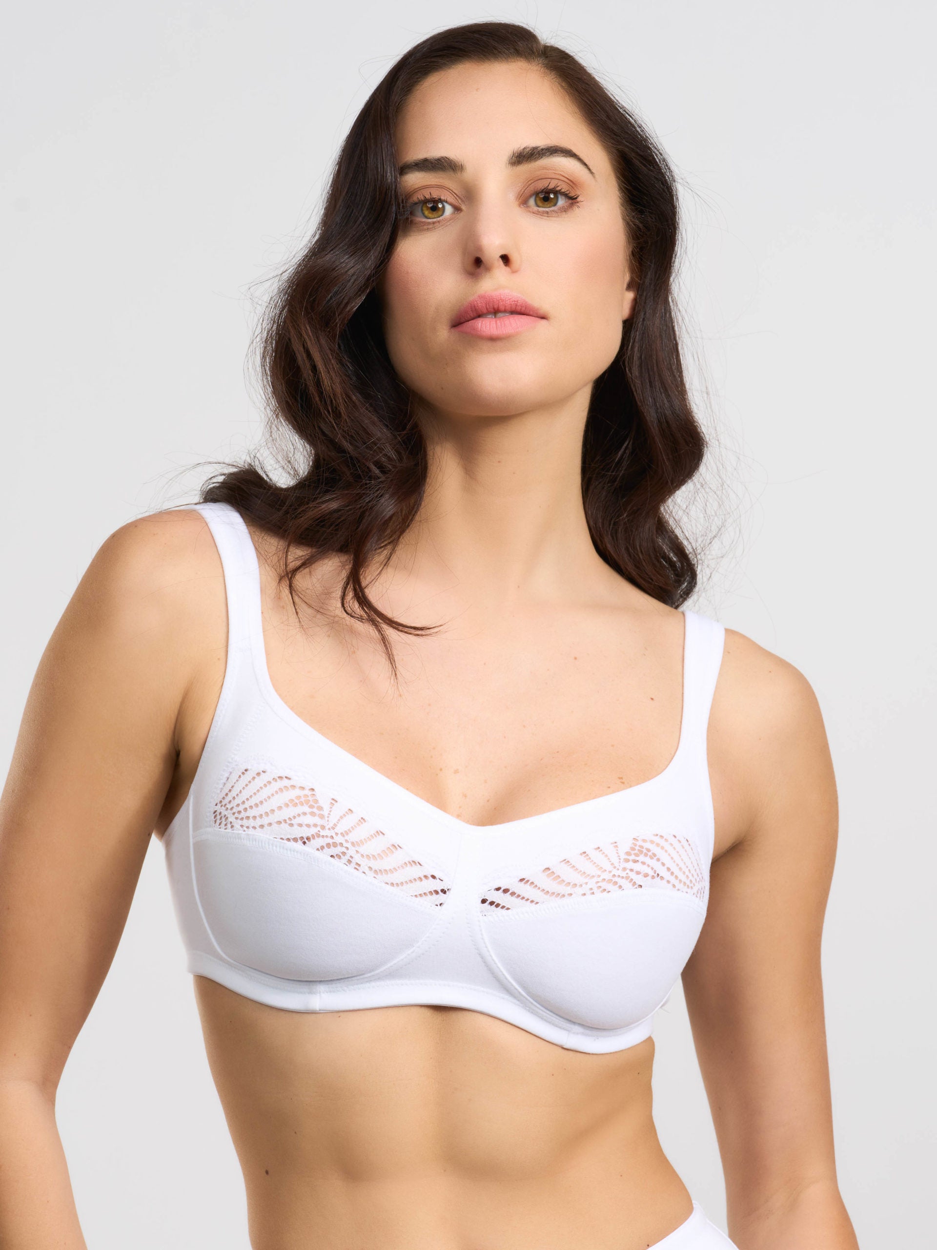 Reggiseno bianco in cotone e pizzo, coppa C, spalline imbottite.