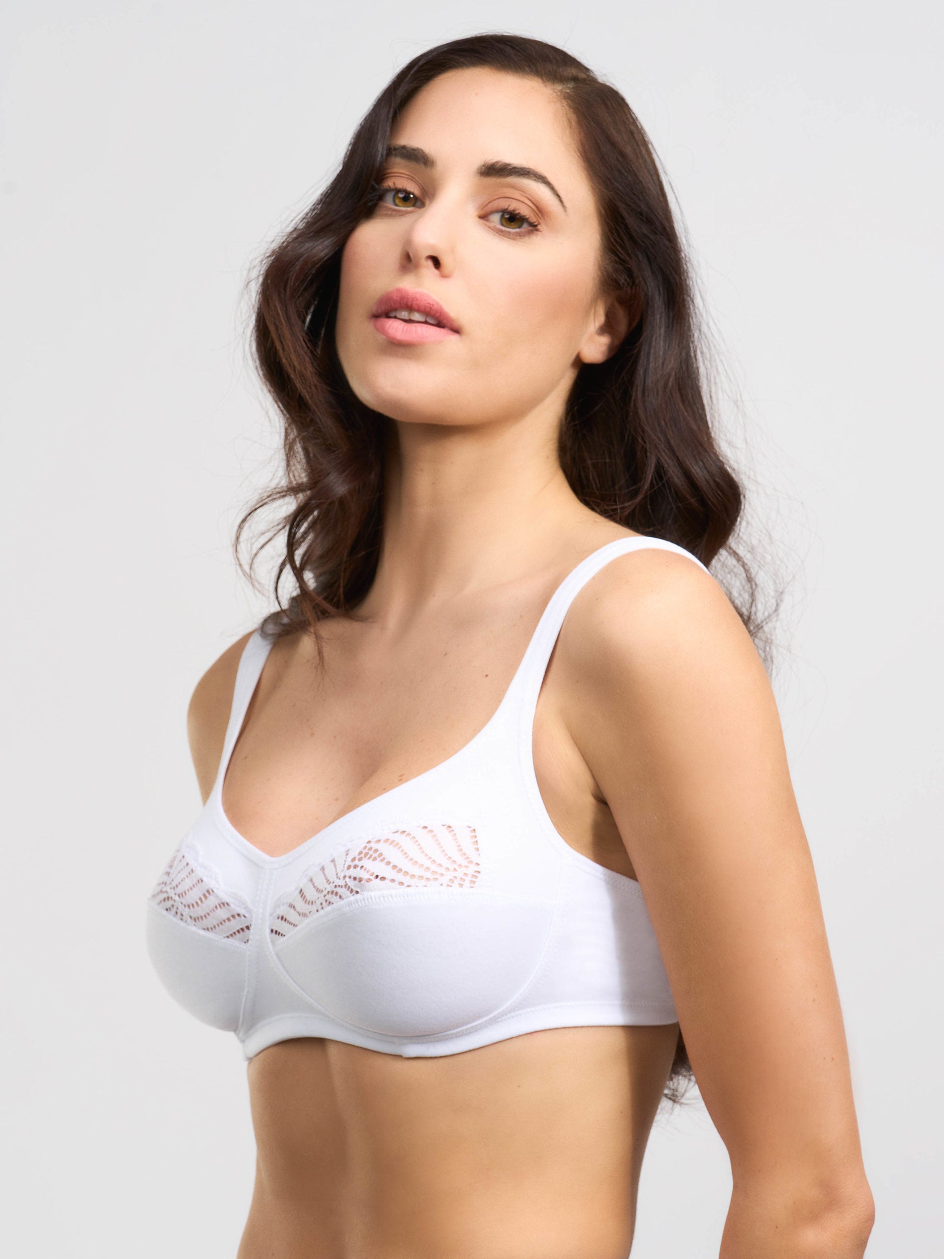 Reggiseno bianco in cotone e pizzo, coppa C, spalline imbottite.