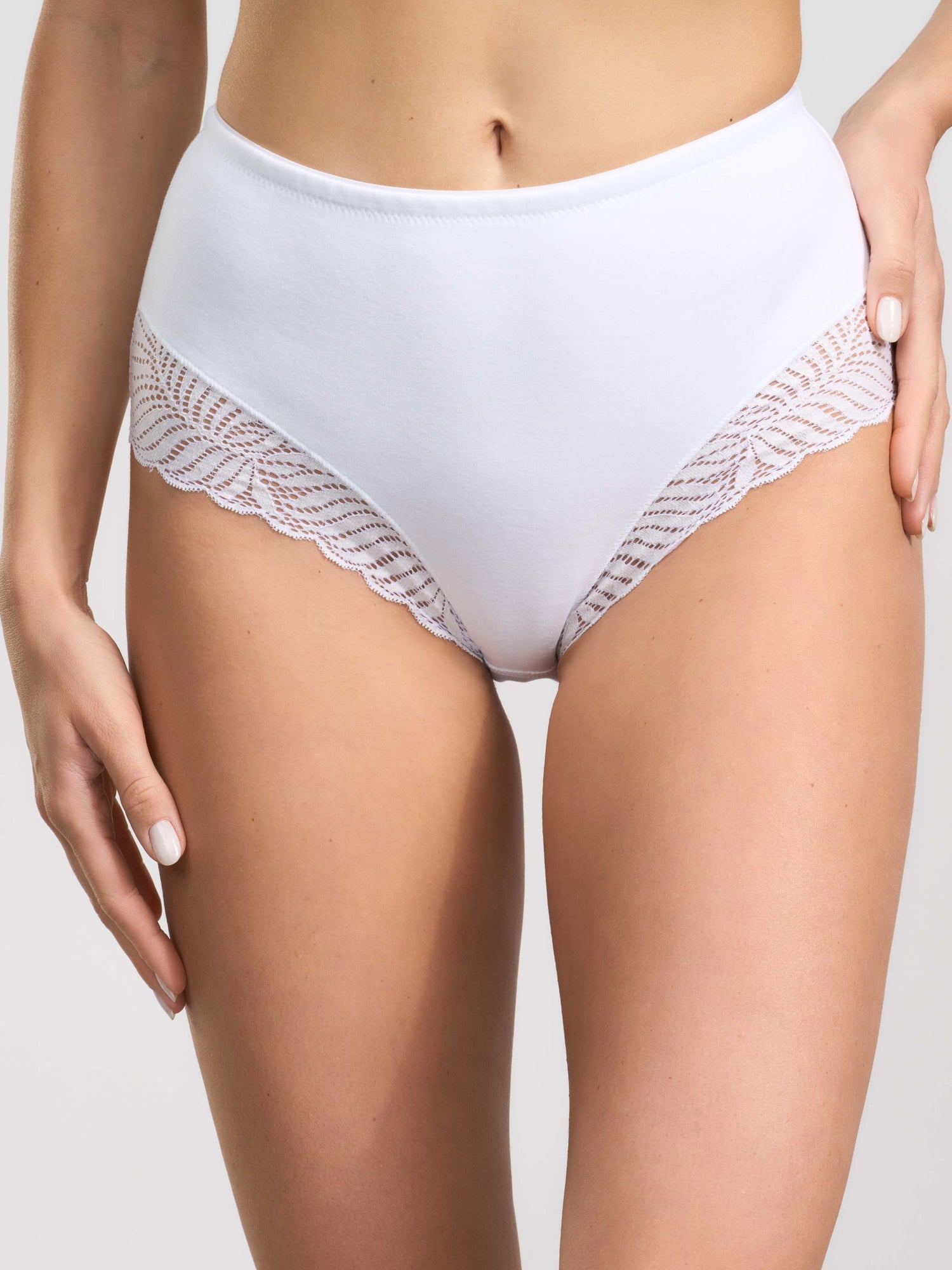 Guainetta bianca in cotone elasticizzato con inserti in pizzo laterali.