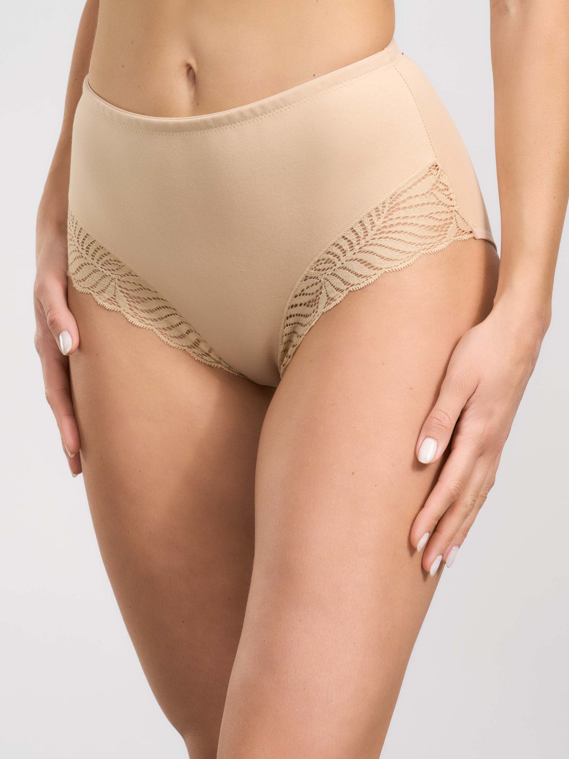 Guainetta in cotone elasticizzato color nudo con dettagli in pizzo sui fianchi.