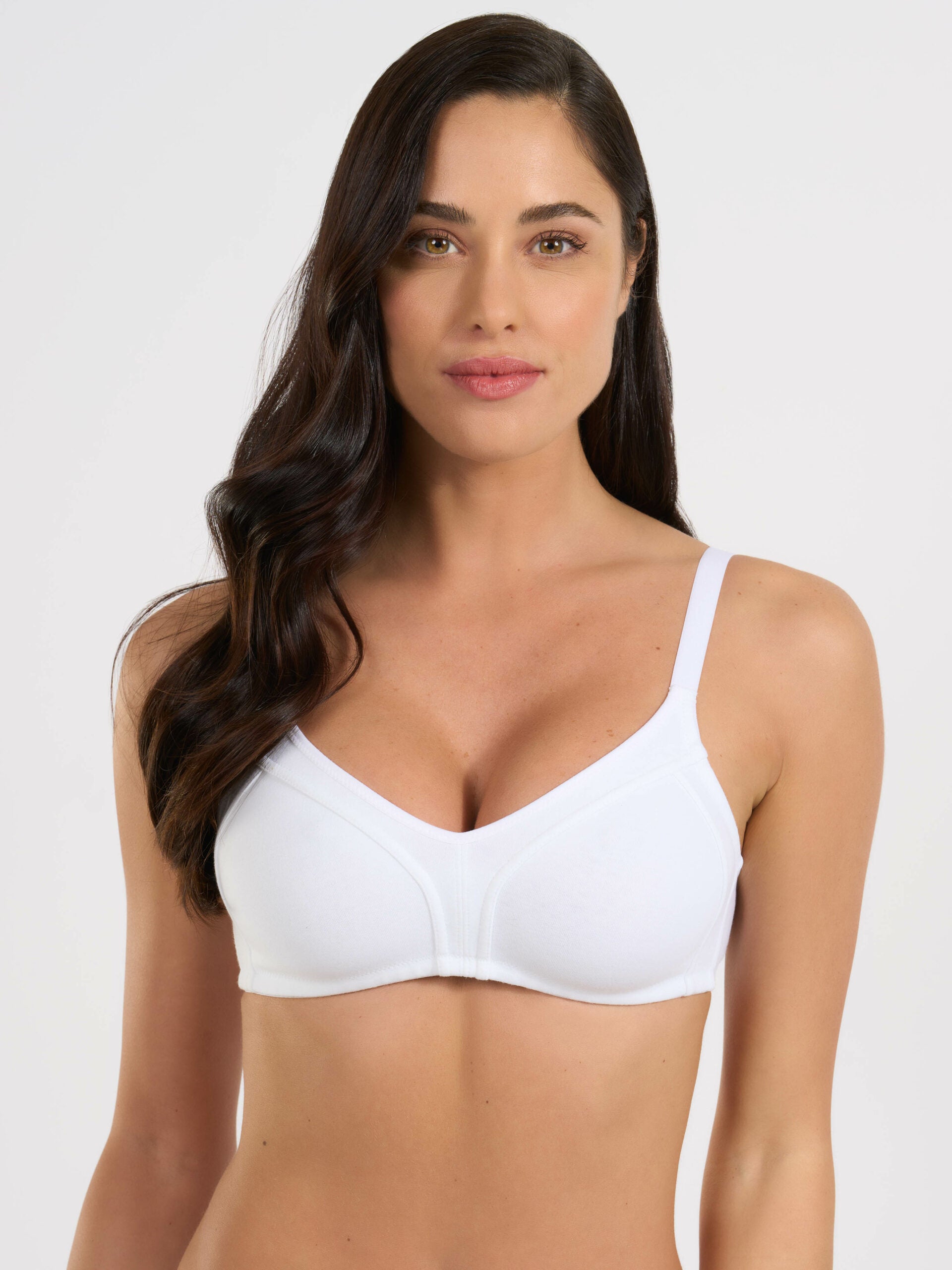 Reggiseno bianco in cotone elastico con coppe preformate e spalline sottili.