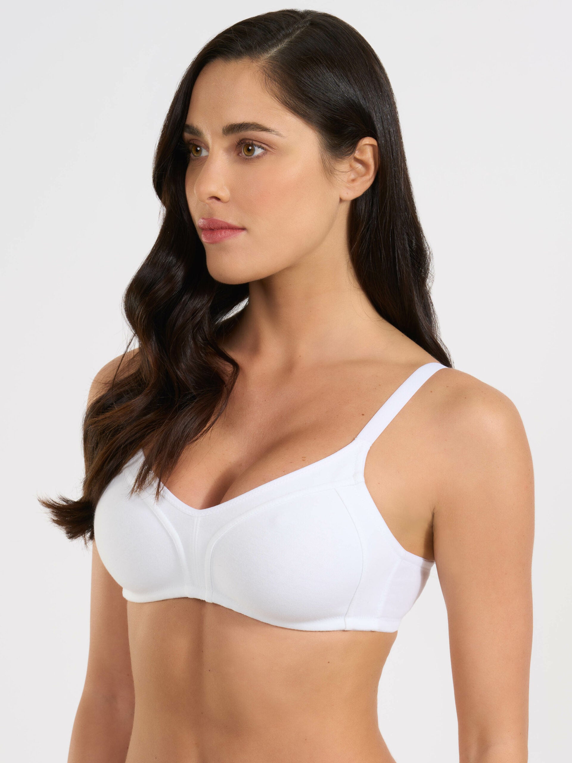 Reggiseno bianco in cotone elastico con coppe preformate e spalline regolabili.