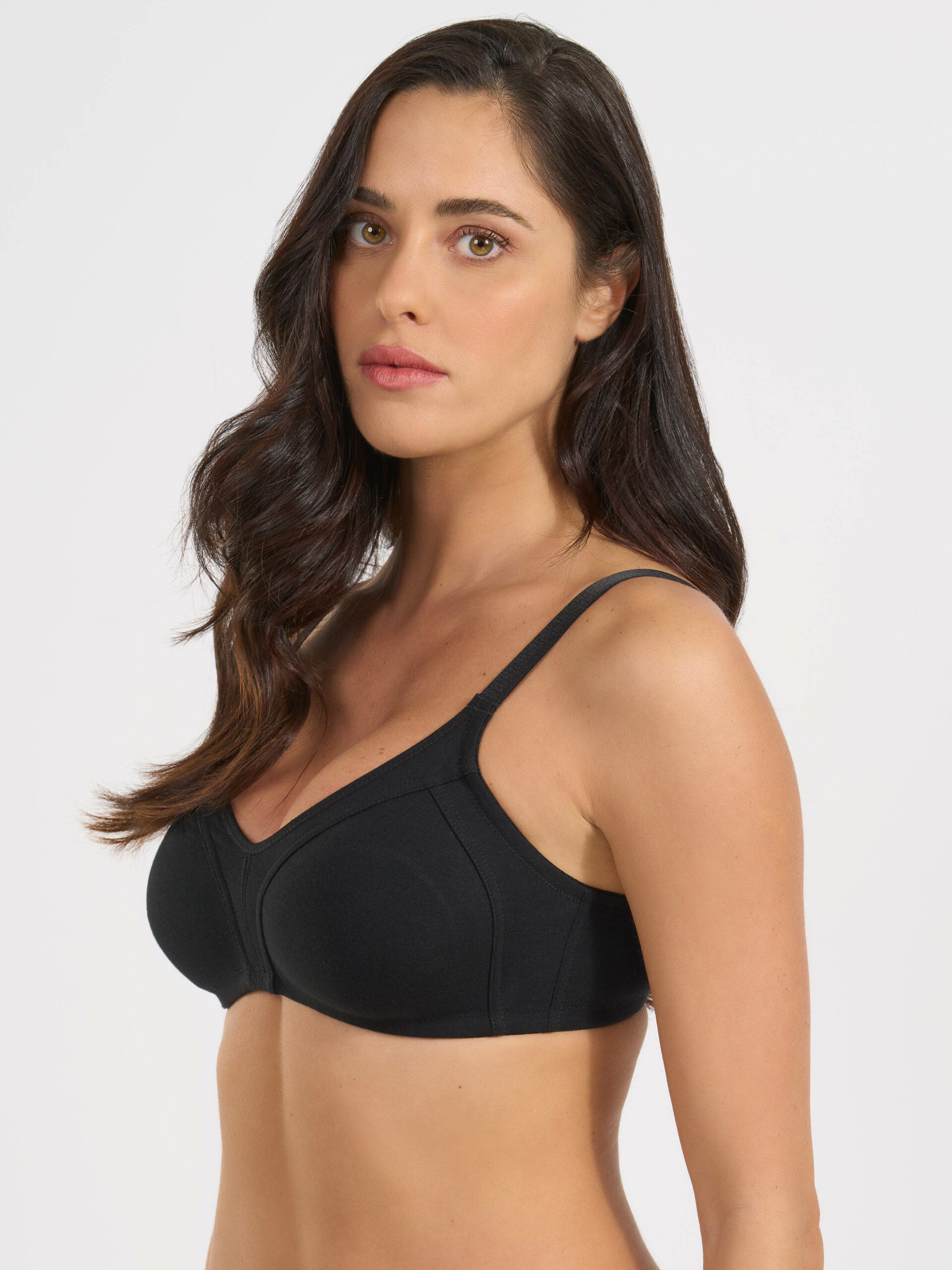 Reggiseno nero in cotone elastico con coppe preformate e spalline sottili.