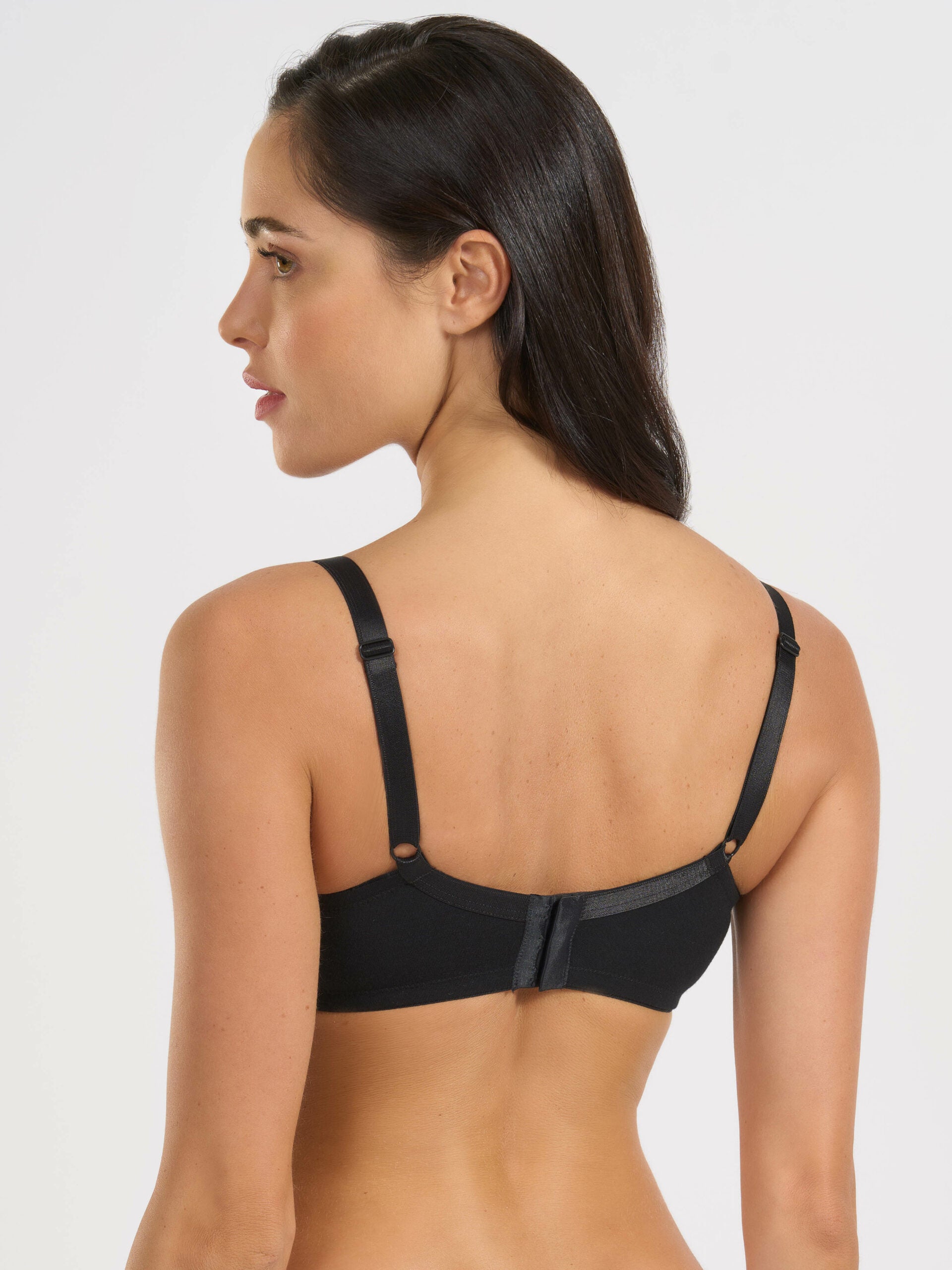 Reggiseno nero in cotone elastico con spalline regolabili e chiusura posteriore.