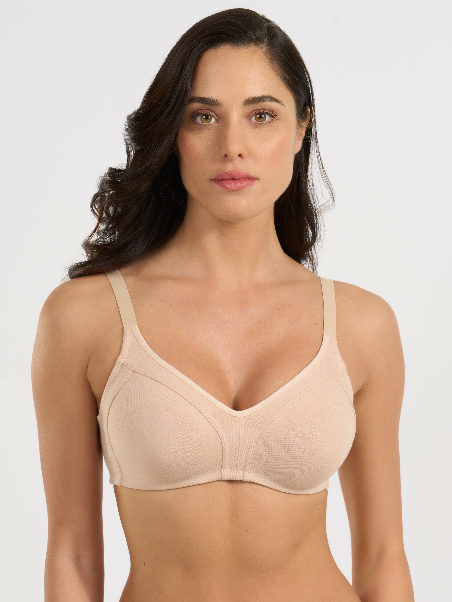 Reggiseno in cotone elastico nude con coppe preformate e spalline regolabili.