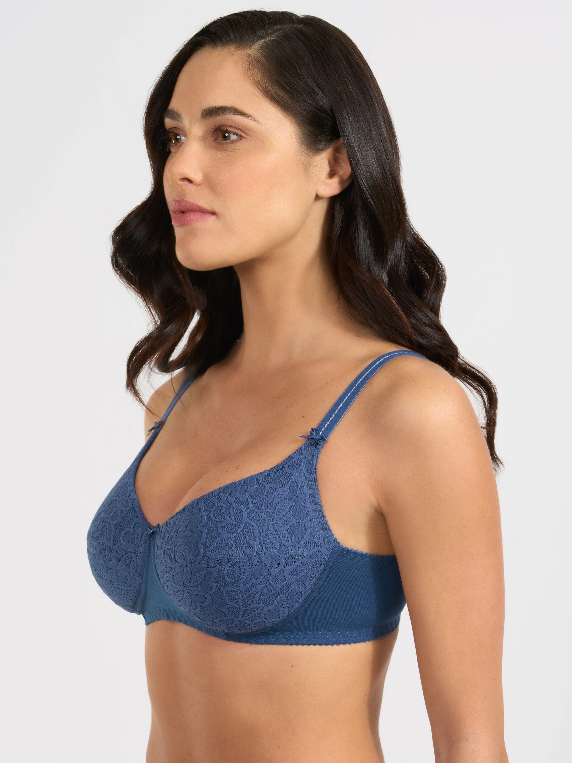 Reggiseno imbottito in cotone cobalto con pizzo elastico e spalline regolabili.