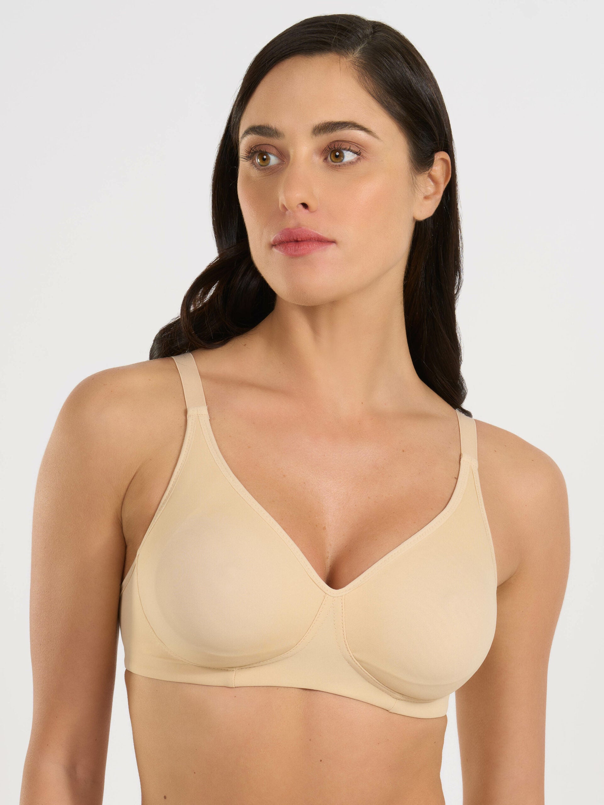Reggiseno in microfibra color nudo, coppe preformate e sostegno laterale interno.