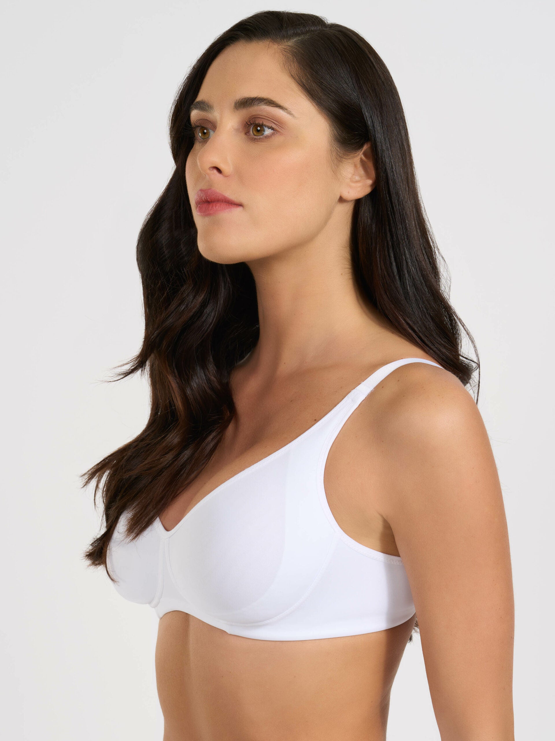 Reggiseno bianco in microfibra con coppe preformate e sostegno laterale.