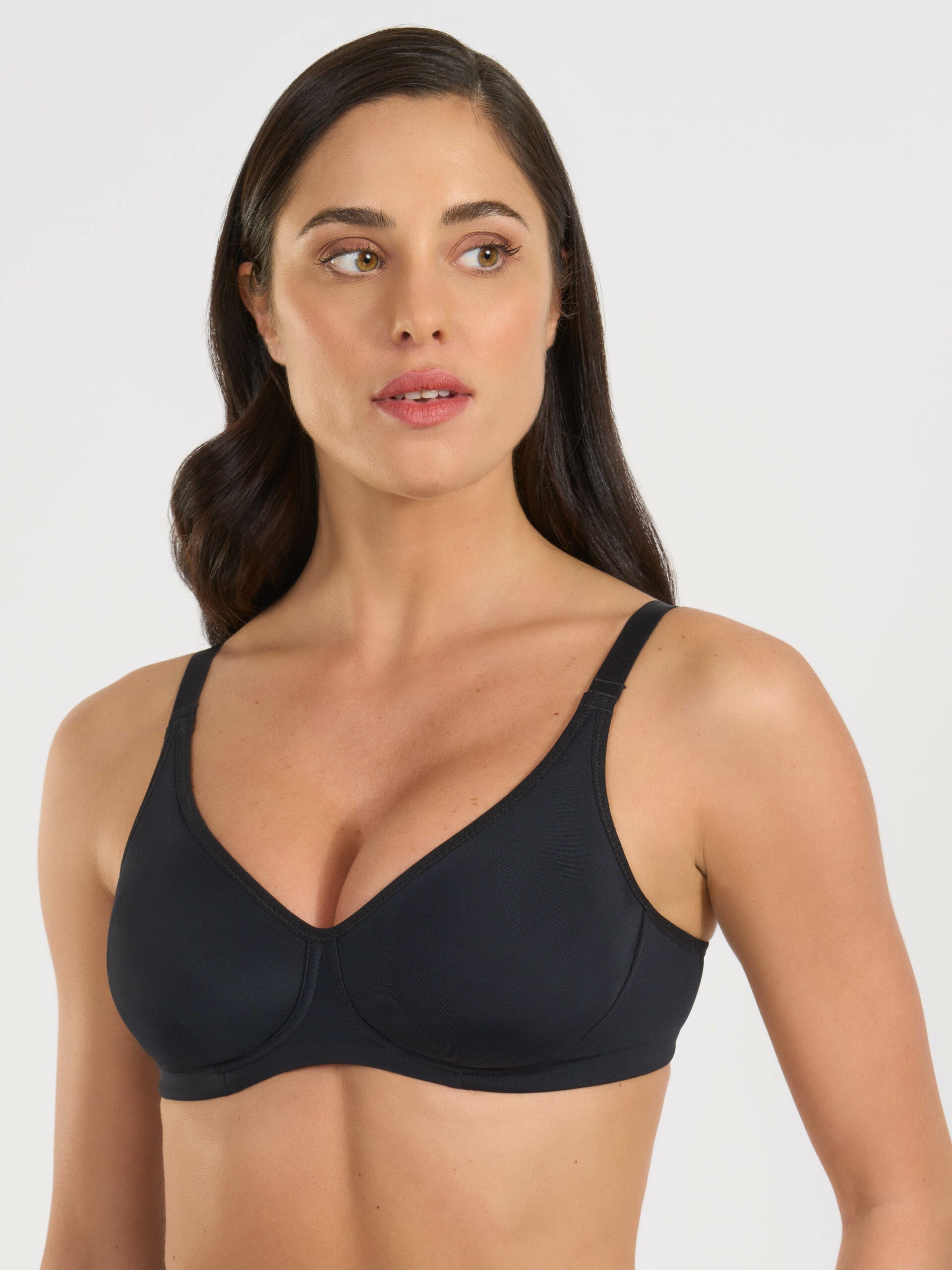 Reggiseno nero in microfibra con coppe preformate e sostegno laterale interno.