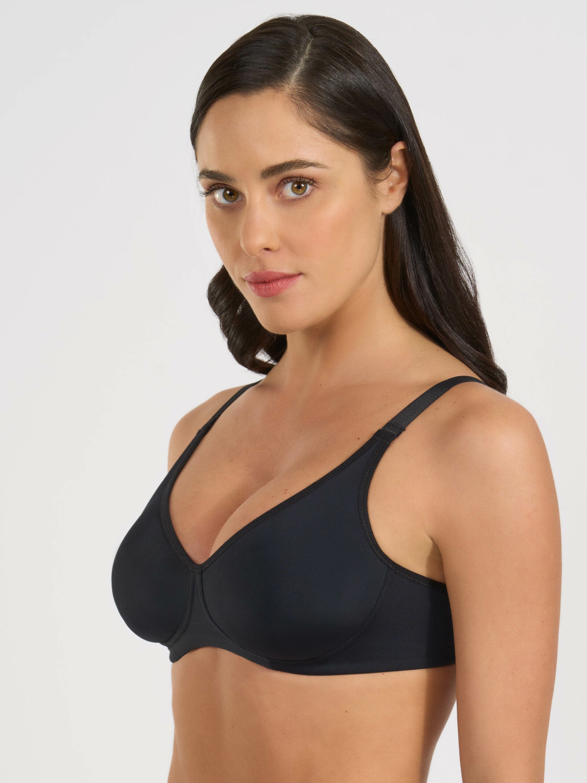 Reggiseno nero in microfibra con coppe preformate e sostegno laterale interno.