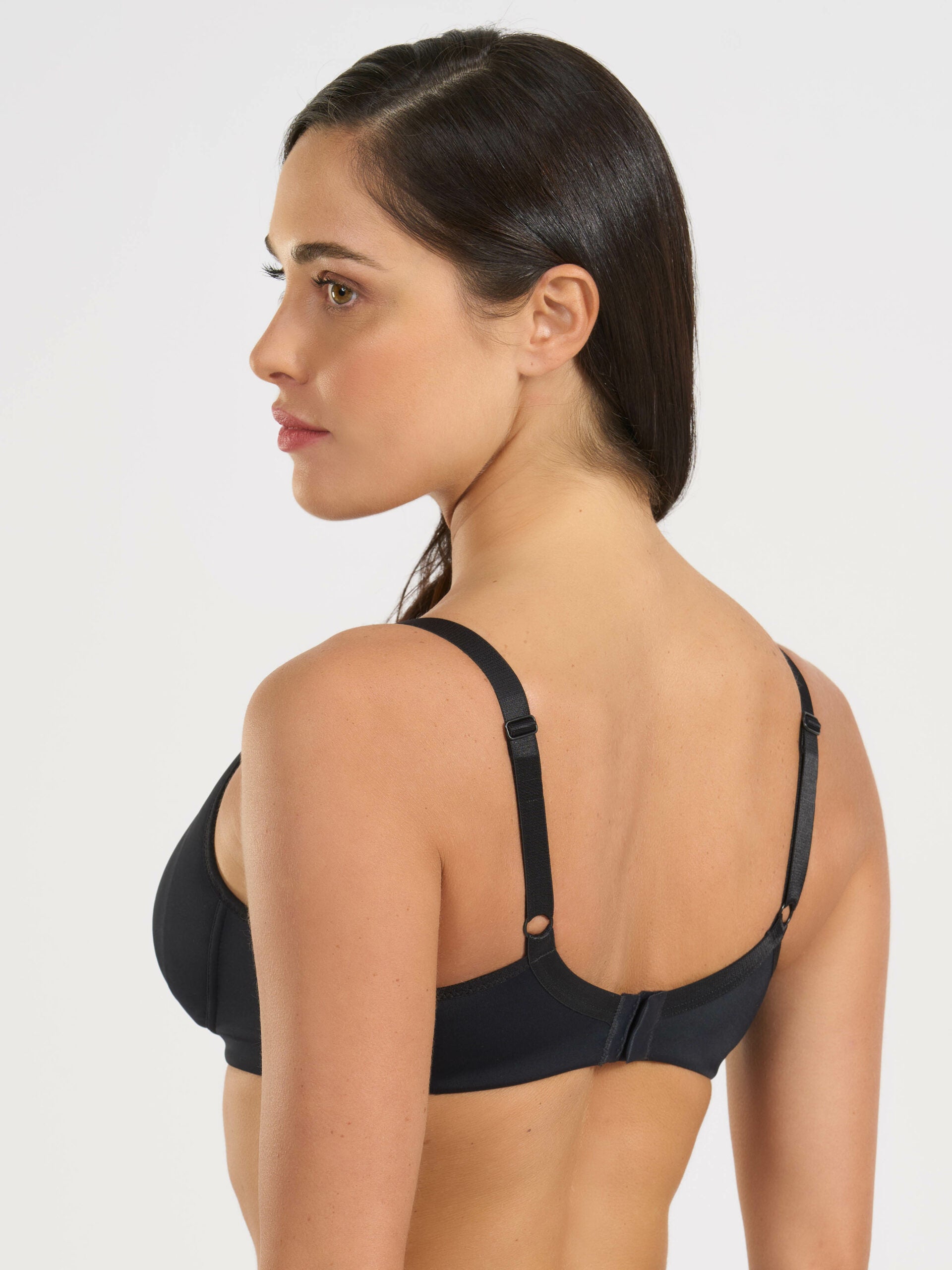 Reggiseno nero in microfibra, coppe preformate, sostegno laterale interno, vista posteriore.