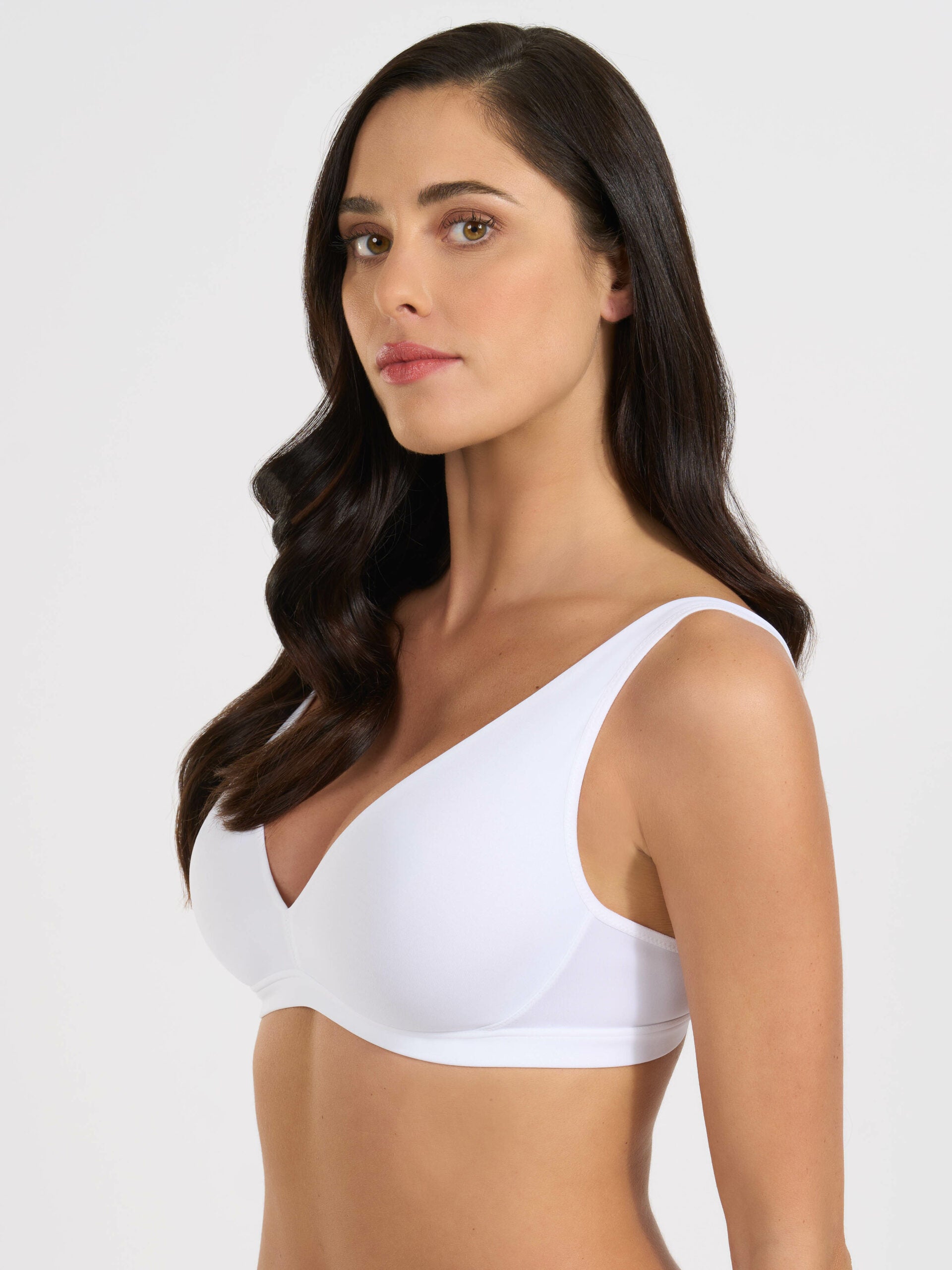 Reggiseno bianco in microfibra con coppe preformate e spalline larghe.