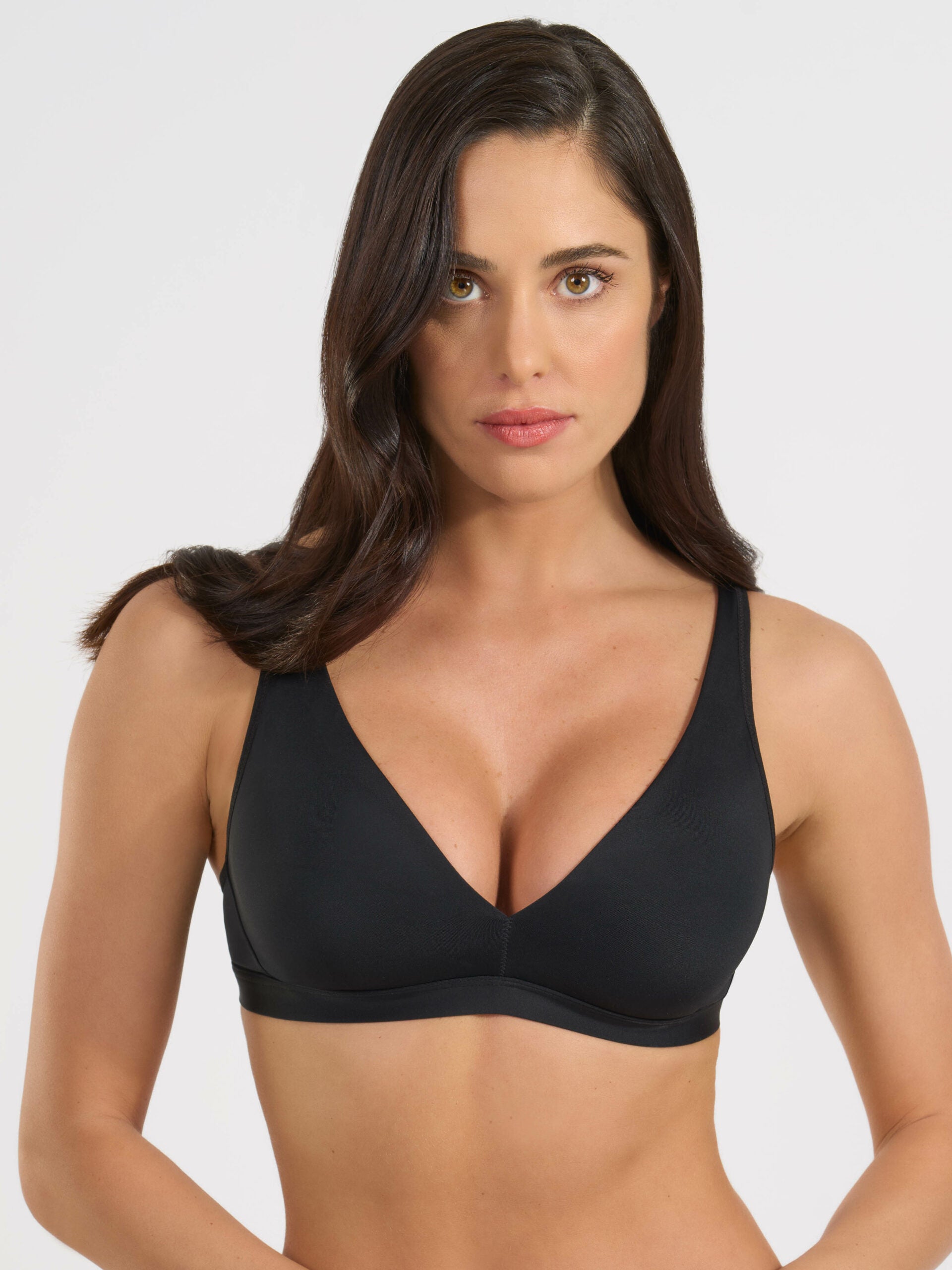 Reggiseno nero in microfibra con modello vela e coppe preformate.