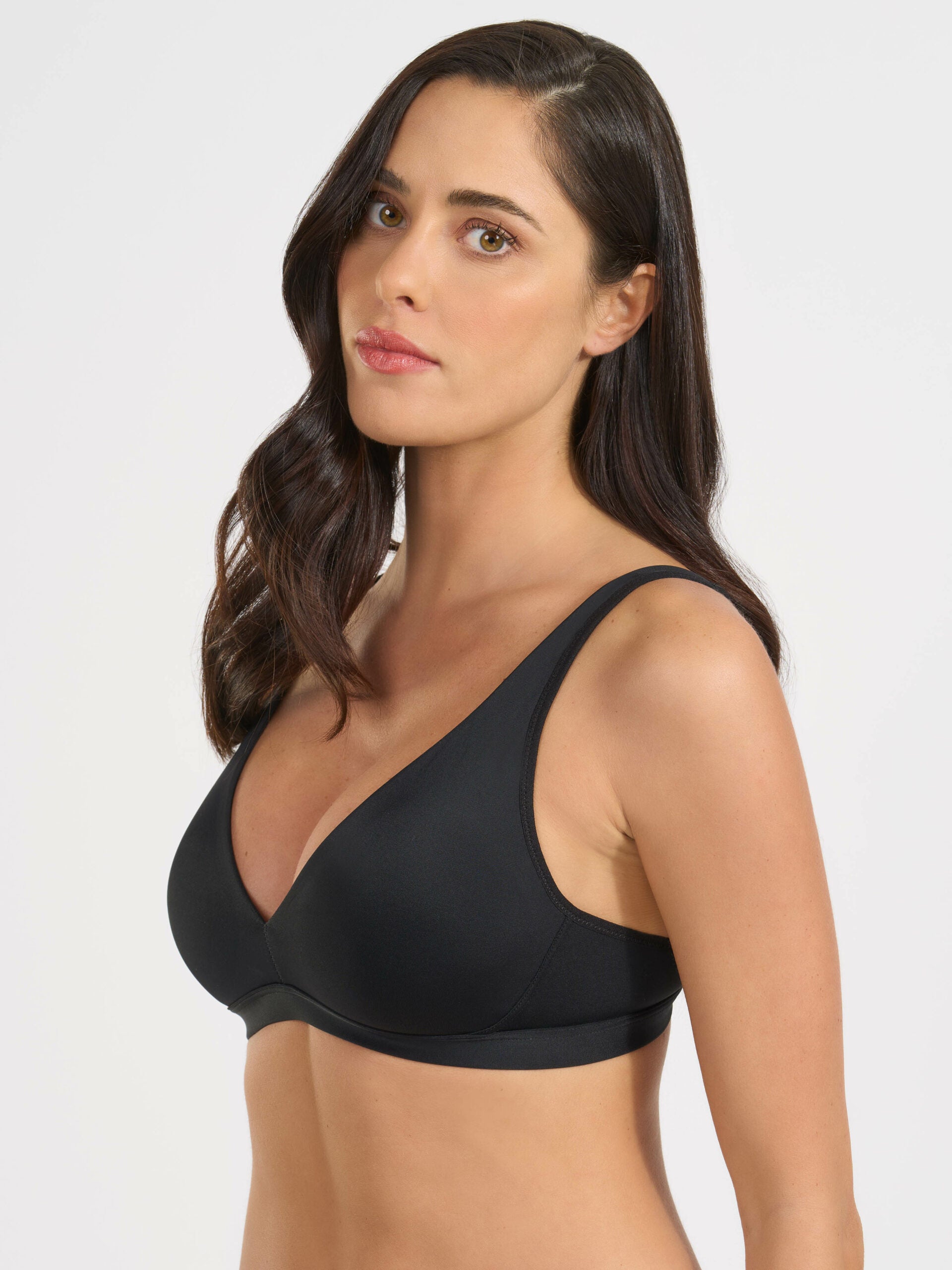 Reggiseno nero in microfibra con coppe preformate e modello a vela.