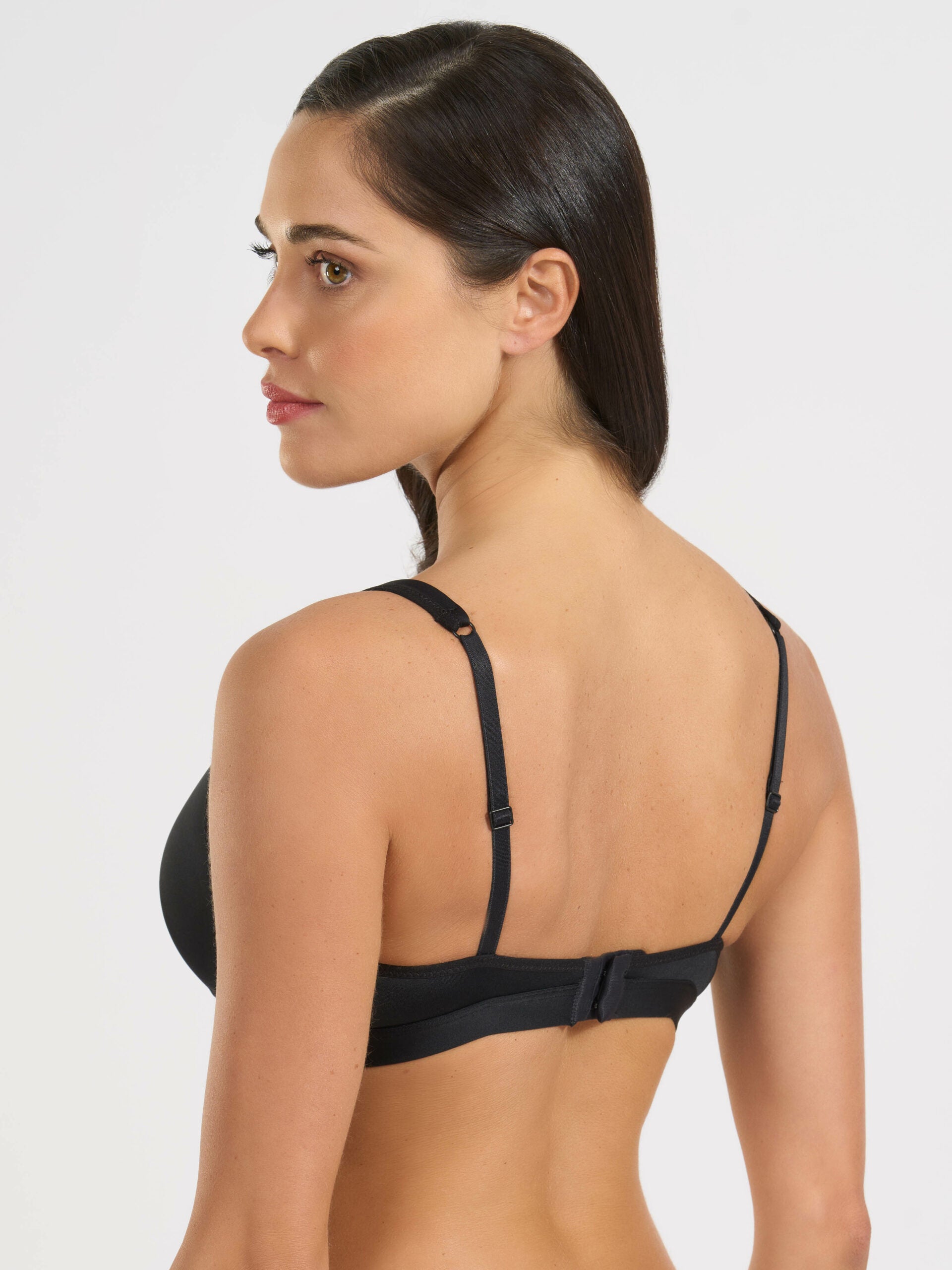 Reggiseno nero in microfibra con spalline regolabili e chiusura posteriore.