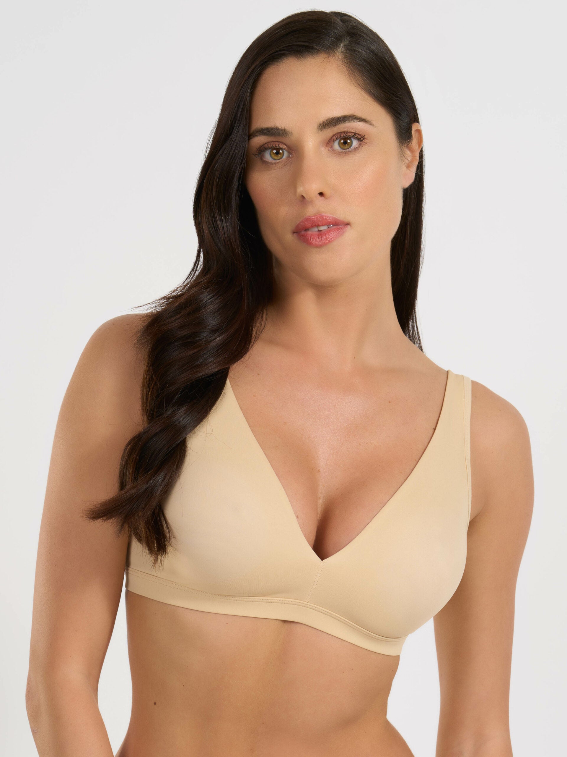 Reggiseno in microfibra color nudo con coppe preformate e spalline larghe.