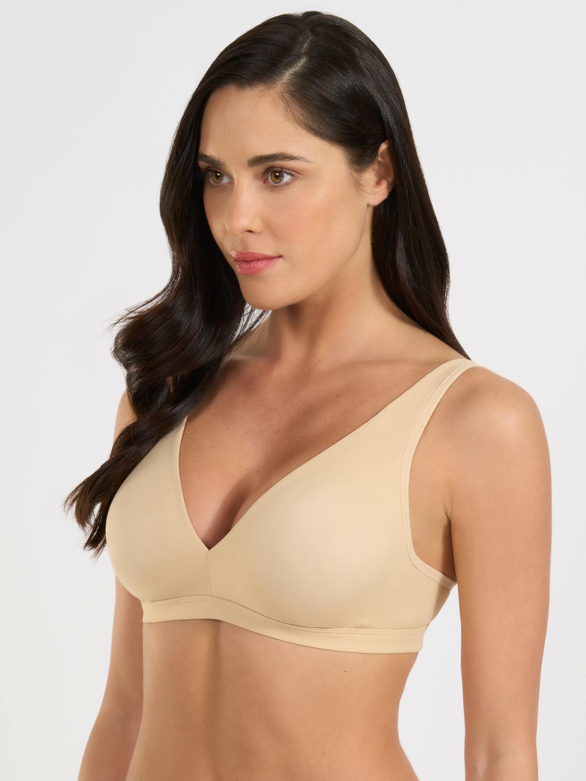 Reggiseno in microfibra nudo con coppe preformate e spalline larghe.