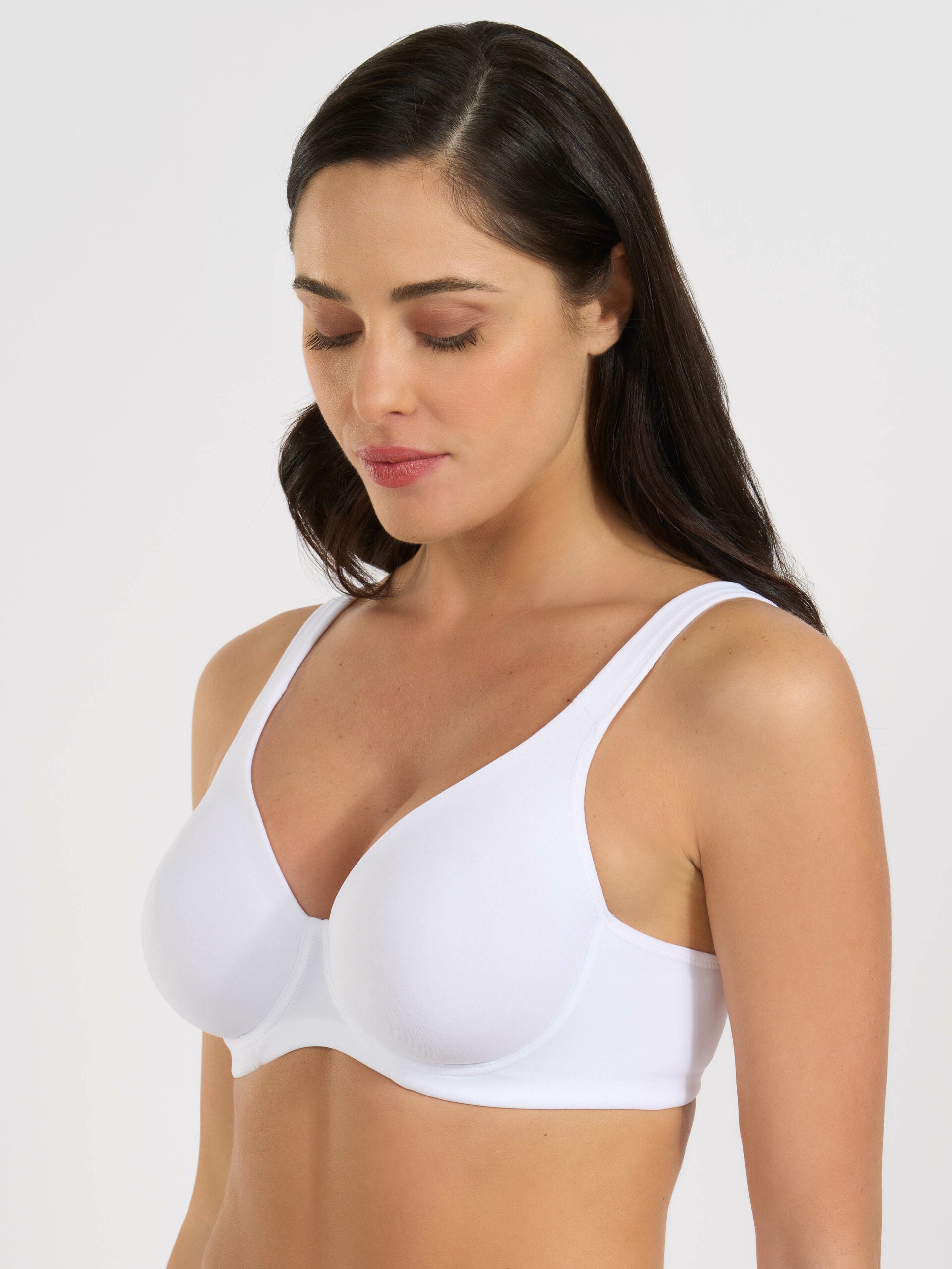 Reggiseno bianco con ferretto, microfibra, coppe preformate e spalline larghe.