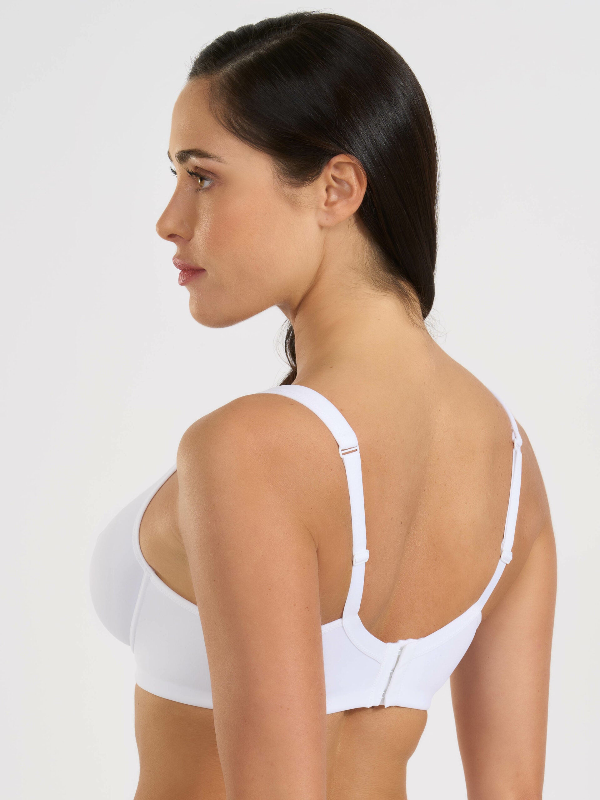 Reggiseno bianco con ferretto, coppe preformate e spalline larghe.