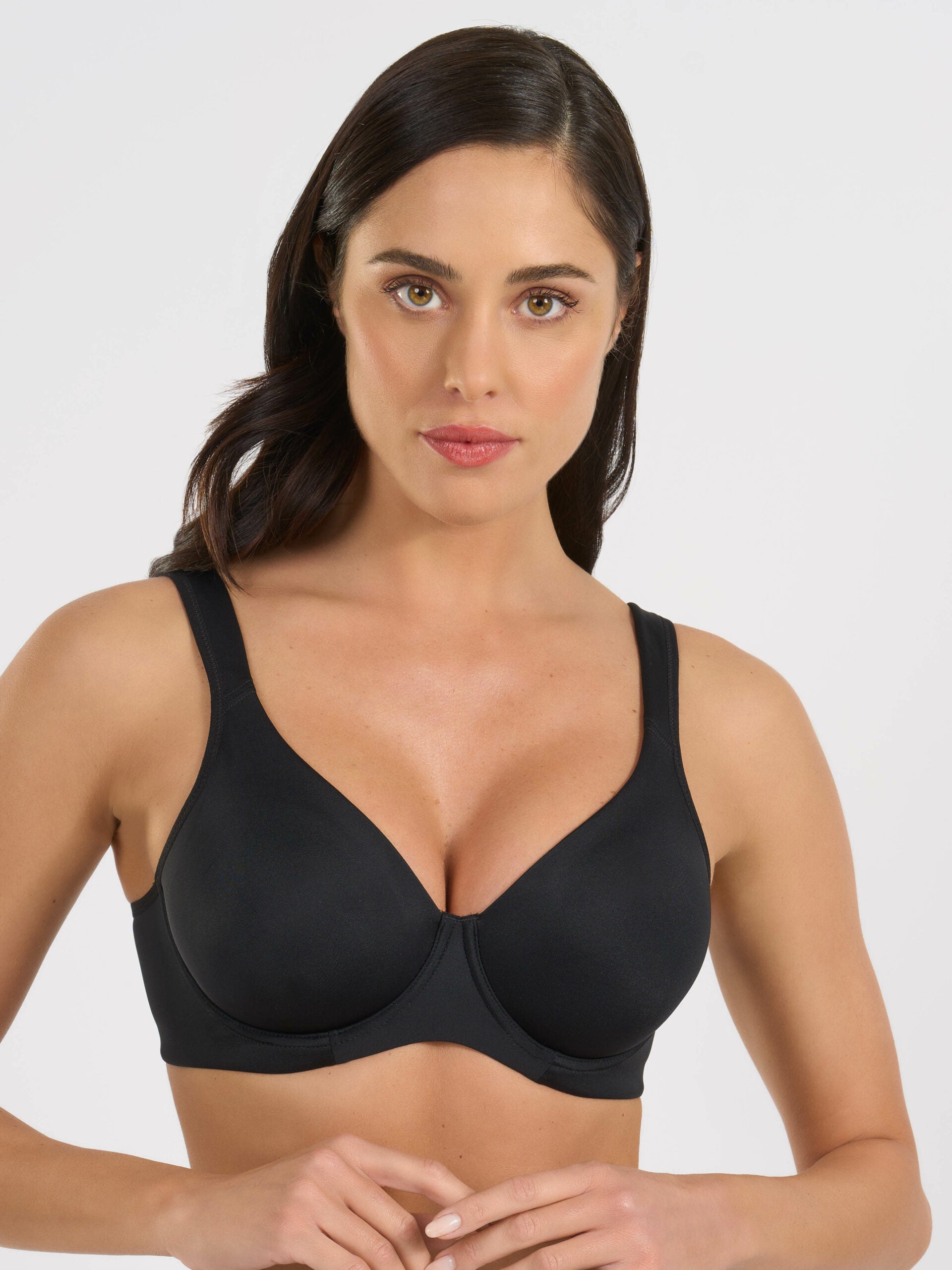 Reggiseno nero con ferretto, microfibra, coppe preformate e spalline larghe.