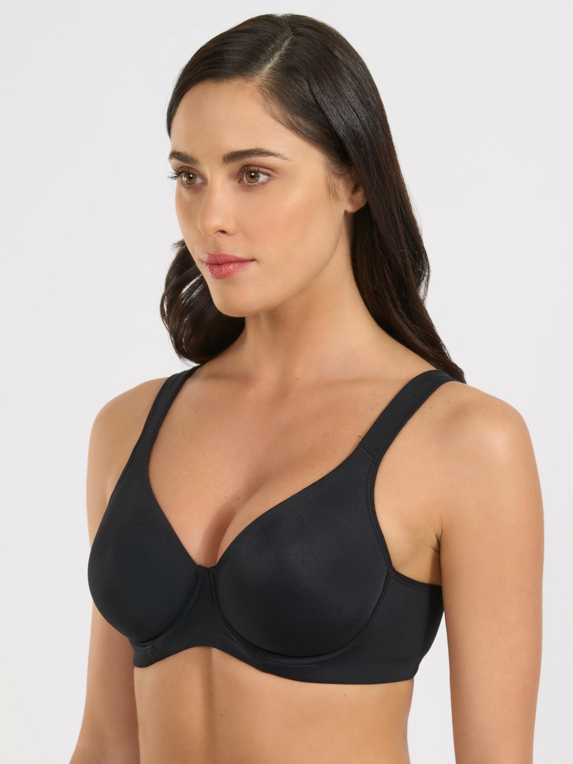 Reggiseno nero con ferretto, microfibra, coppe preformate e spalline larghe.