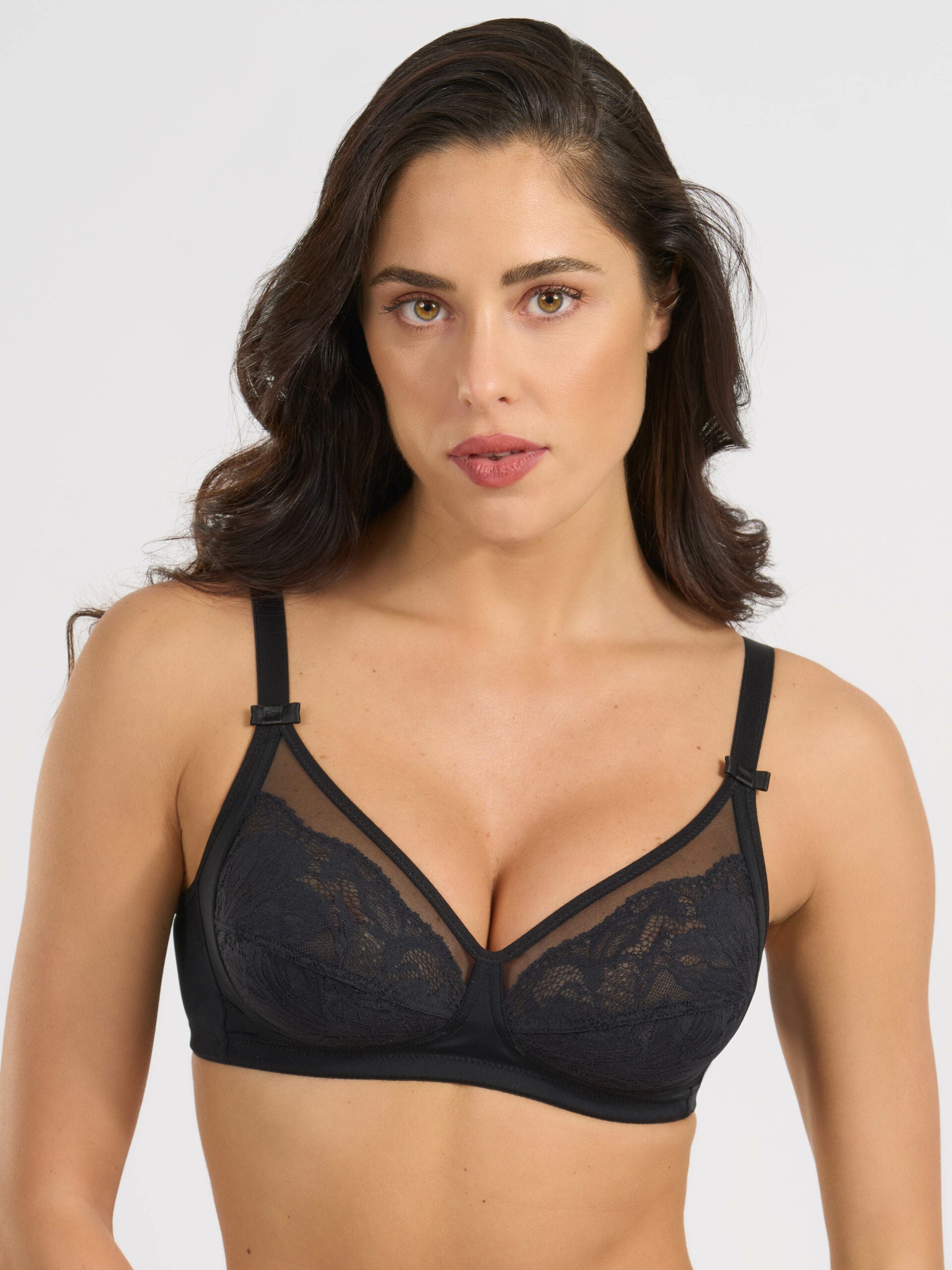 Reggiseno nero in microfibra e pizzo jacquardtronic, spalline regolabili.