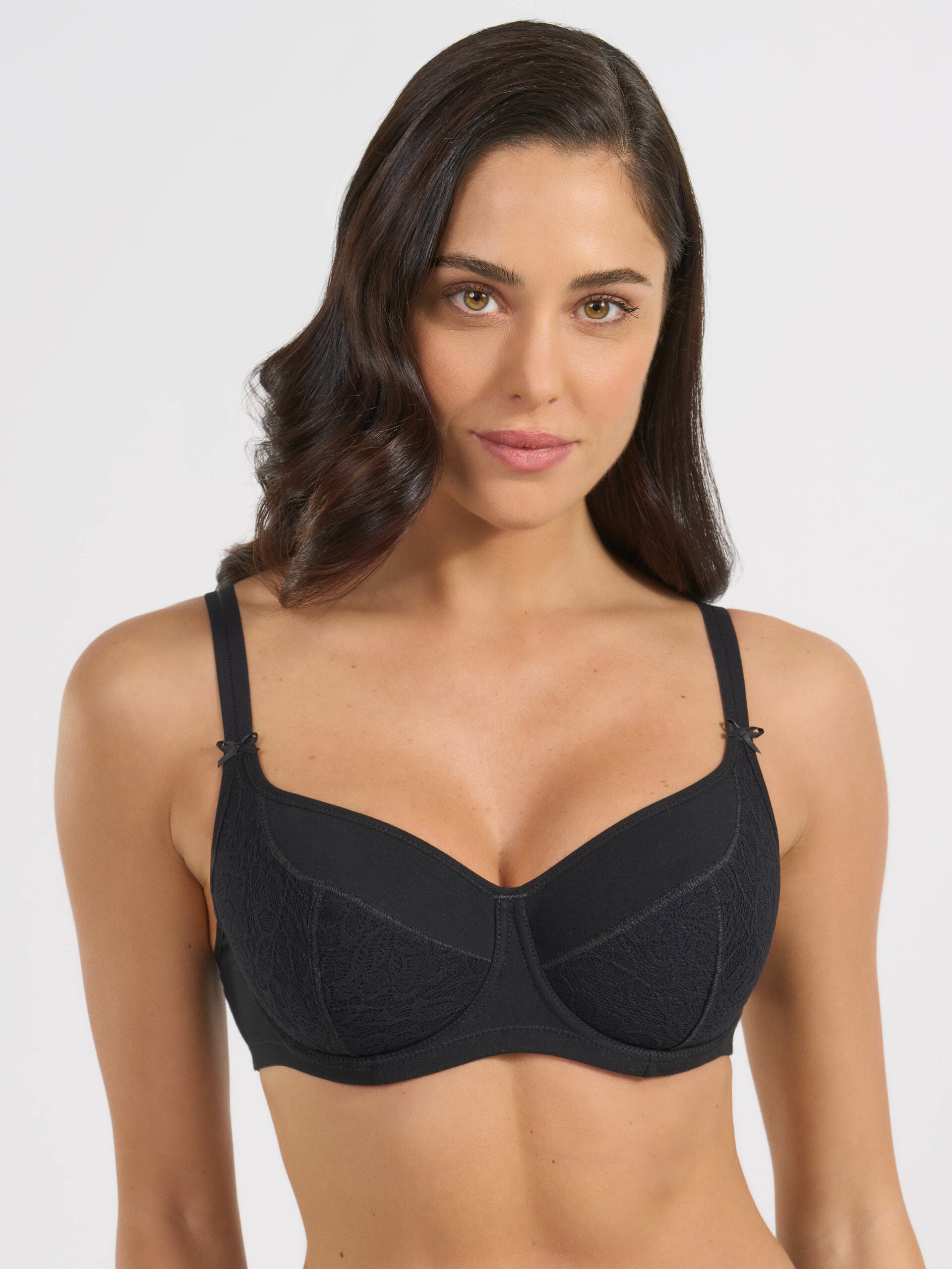 Reggiseno nero con ferretto, cotone elasticizzato e pizzo, modello Greta.