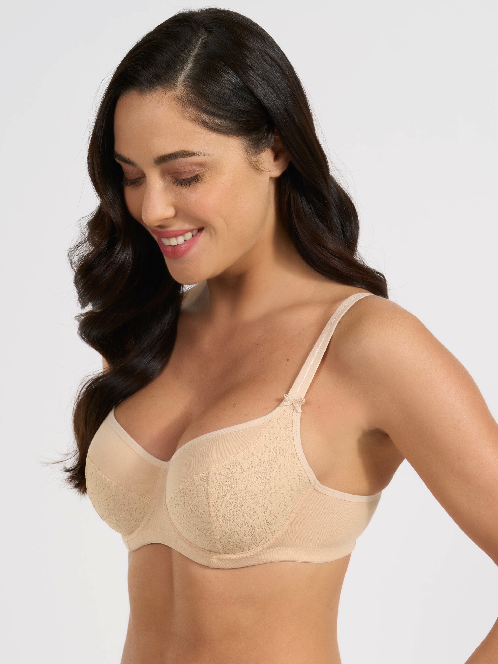 Reggiseno con ferretto in cotone elasticizzato e pizzo, colore nudo.