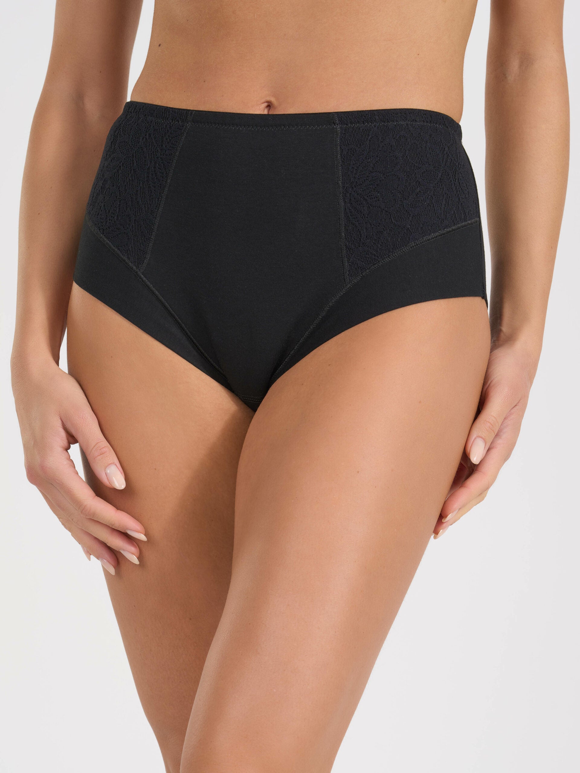 Guainetta nera in cotone elasticizzato con inserti in pizzo sui lati.