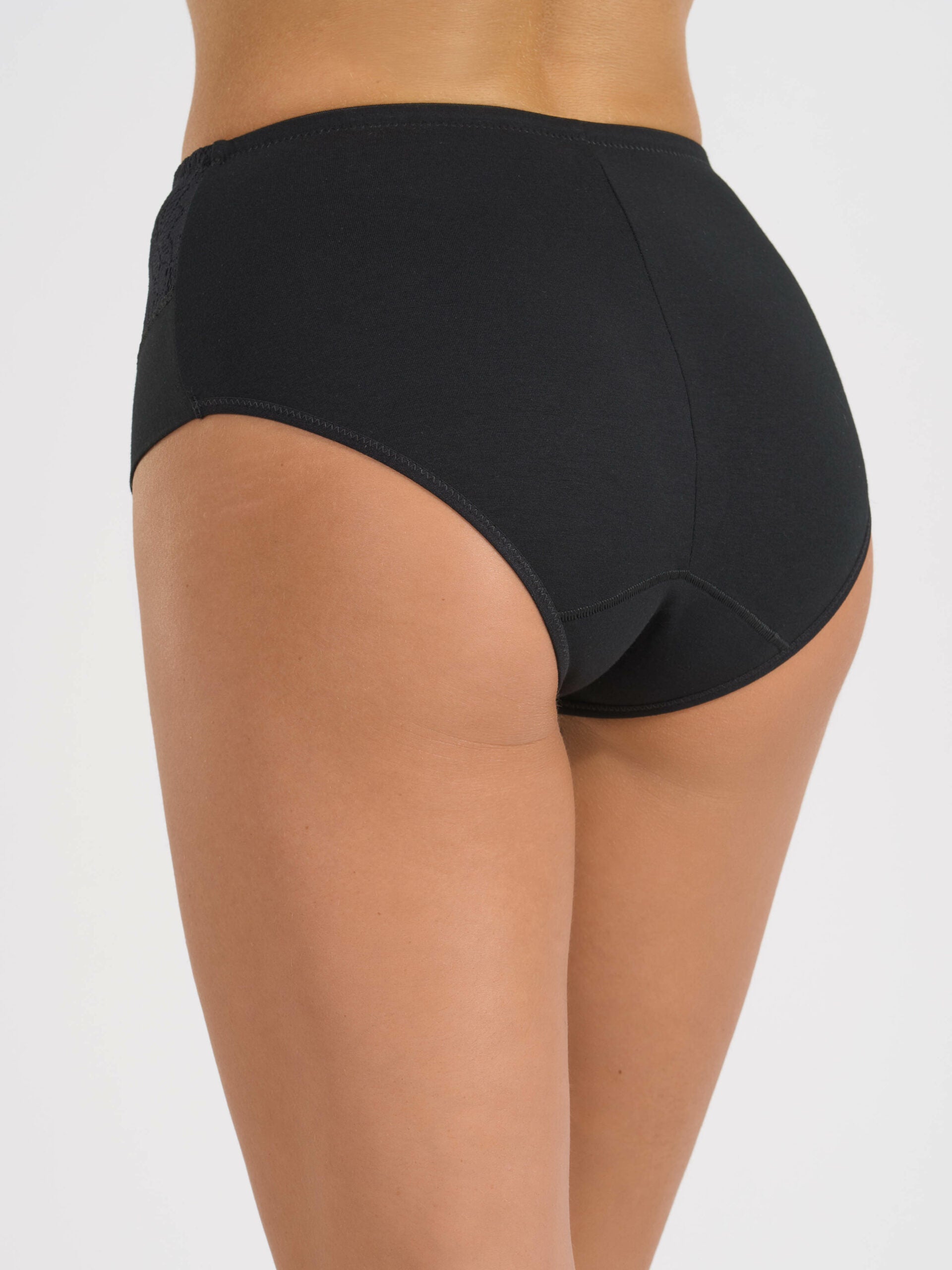 Guainetta nera in cotone elasticizzato con dettagli in pizzo sui lati.